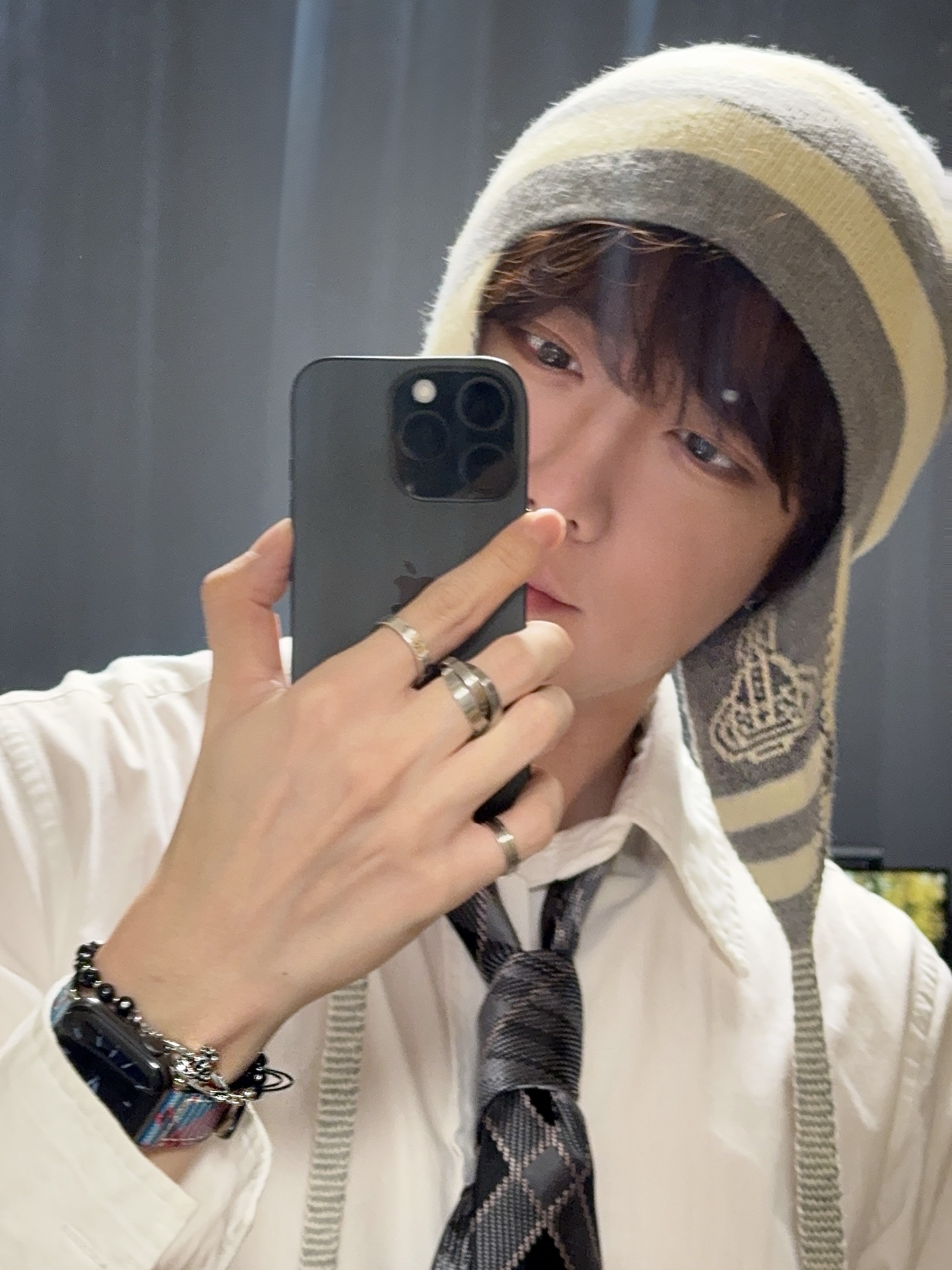 Vivienne Westwood Orb Watch with Flap Gray, Maison Margiela Numerical Silver Ring Silver 착용 스타일 - 2