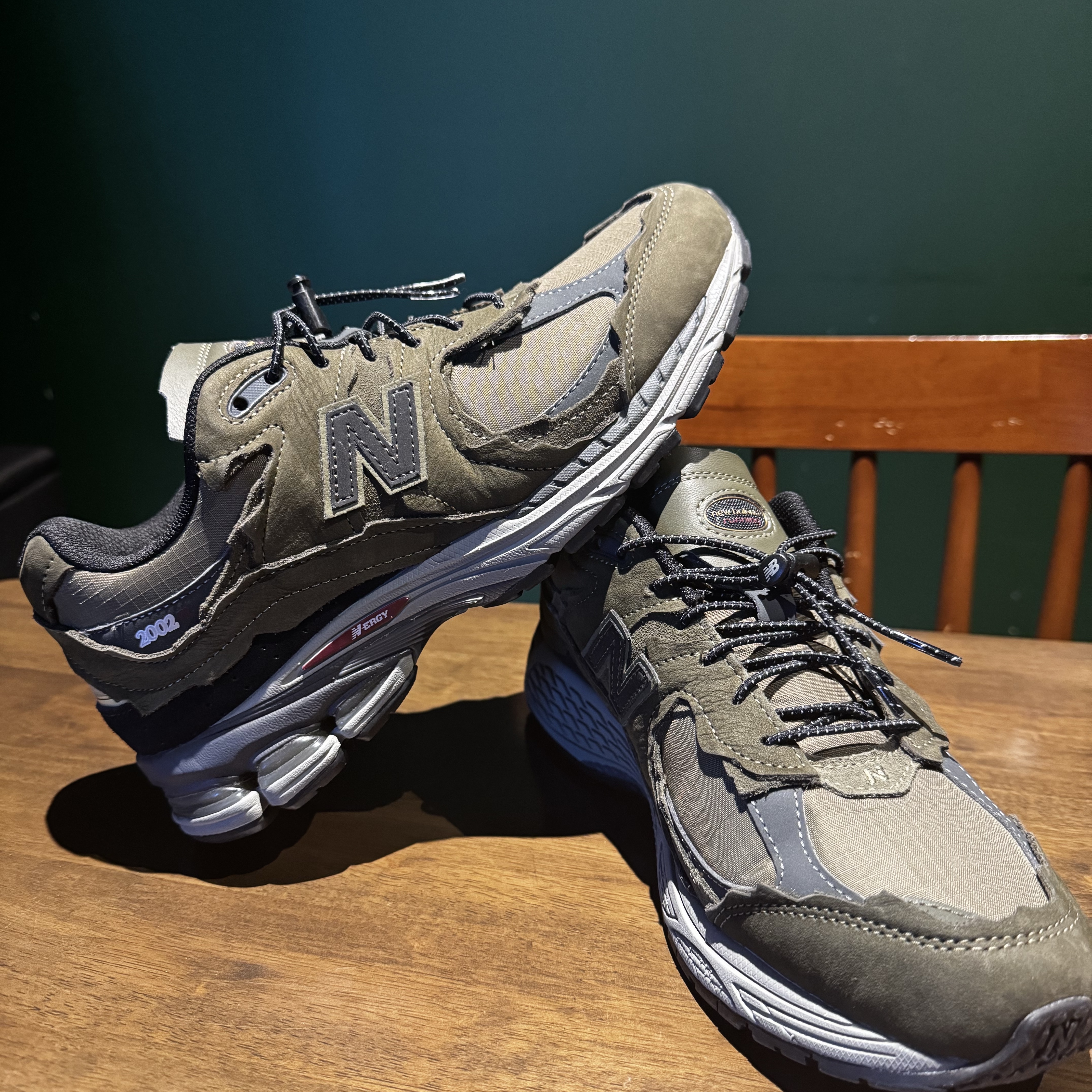 New Balance 2002R Protection Dark Moss 착용 스타일 - 1