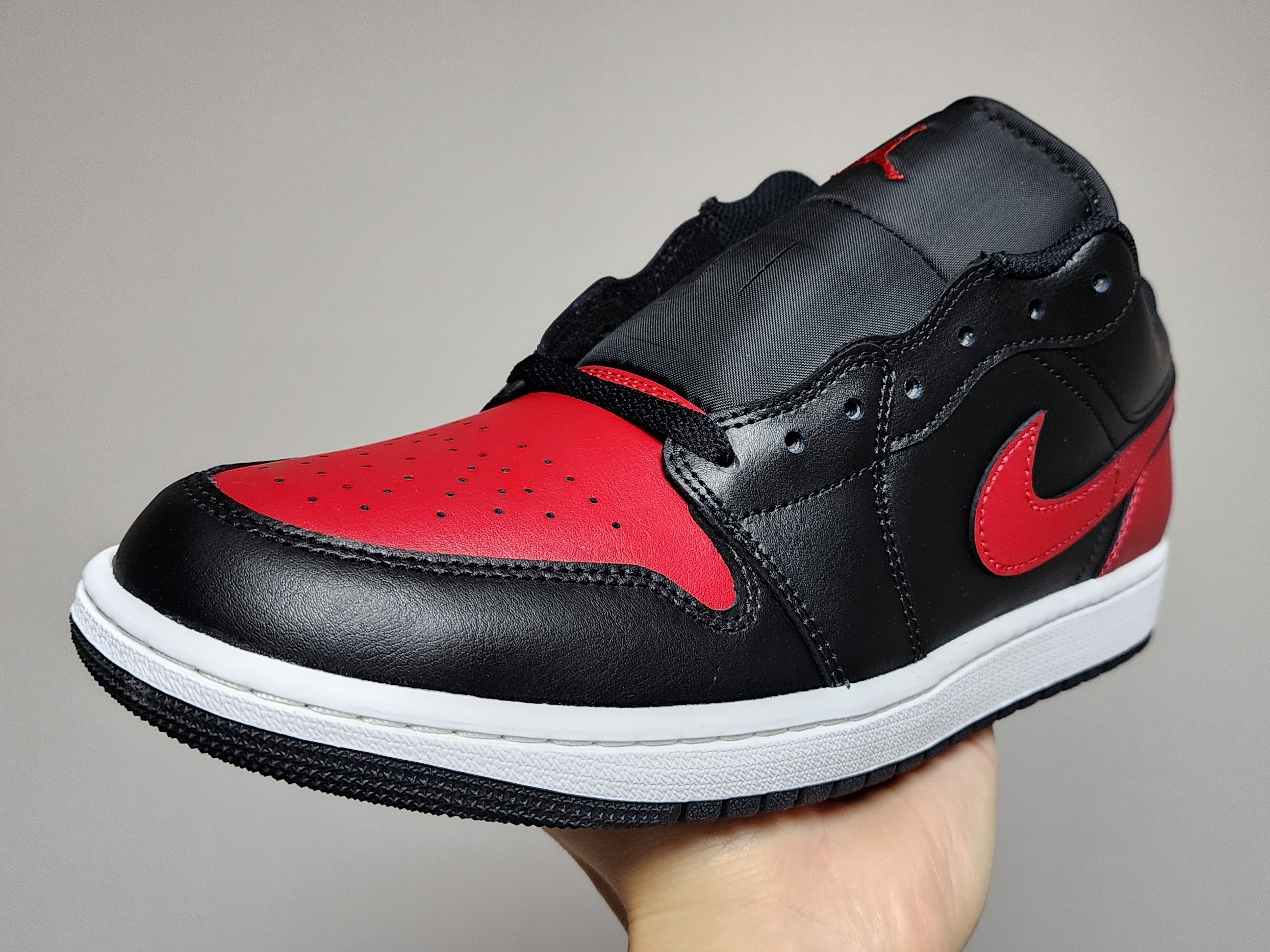 Jordan 1 Low Black Varsity Red 착용 스타일