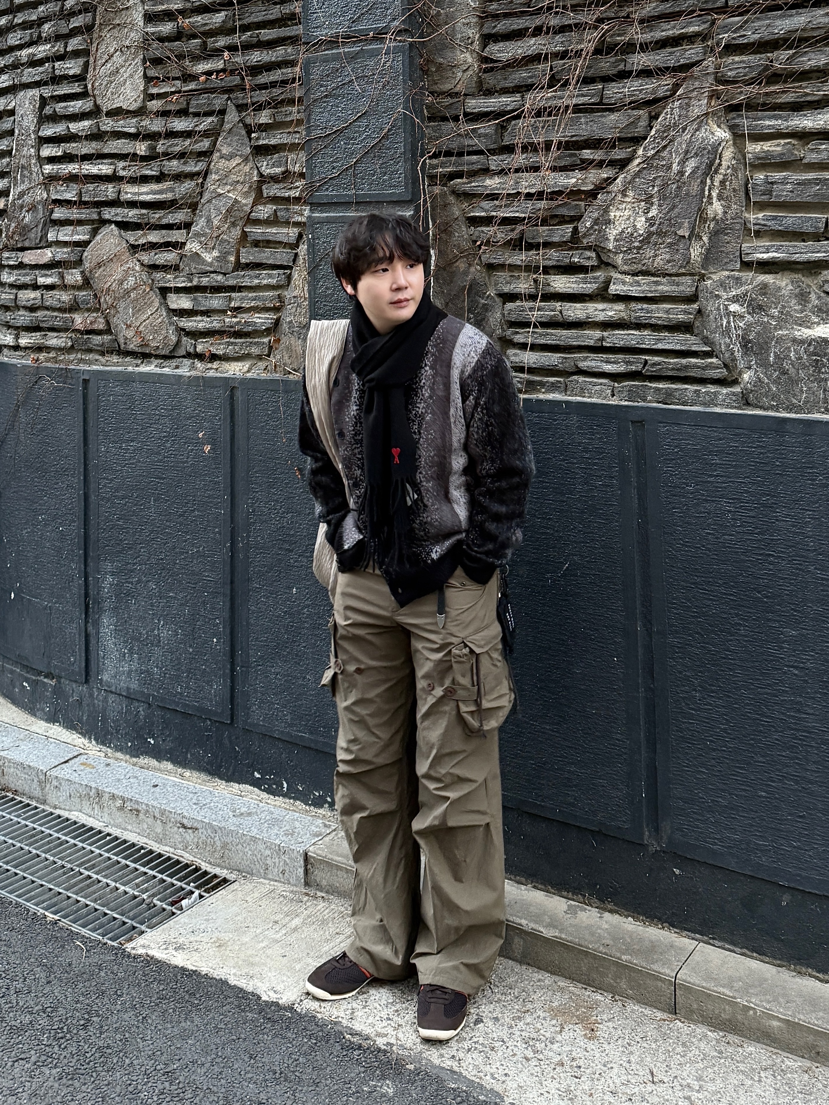AMI de Coeur Classic Muffler Black, Adidas x Wales Bonner SL 72 Knit Brown 착용 스타일 - 3