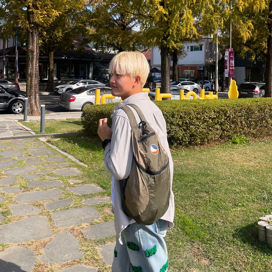 Ticket To The Moon Mini Backpack 15L Army Green Khaki 착용 스타일