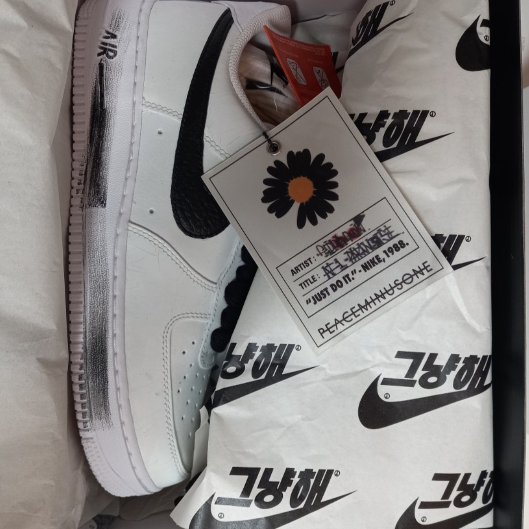 Nike x Peaceminusone Air Force 1 Low Para-Noise 2.0, Monamhee x Peaceminusone Daihee Plush Keyring 착용 스타일 - 2