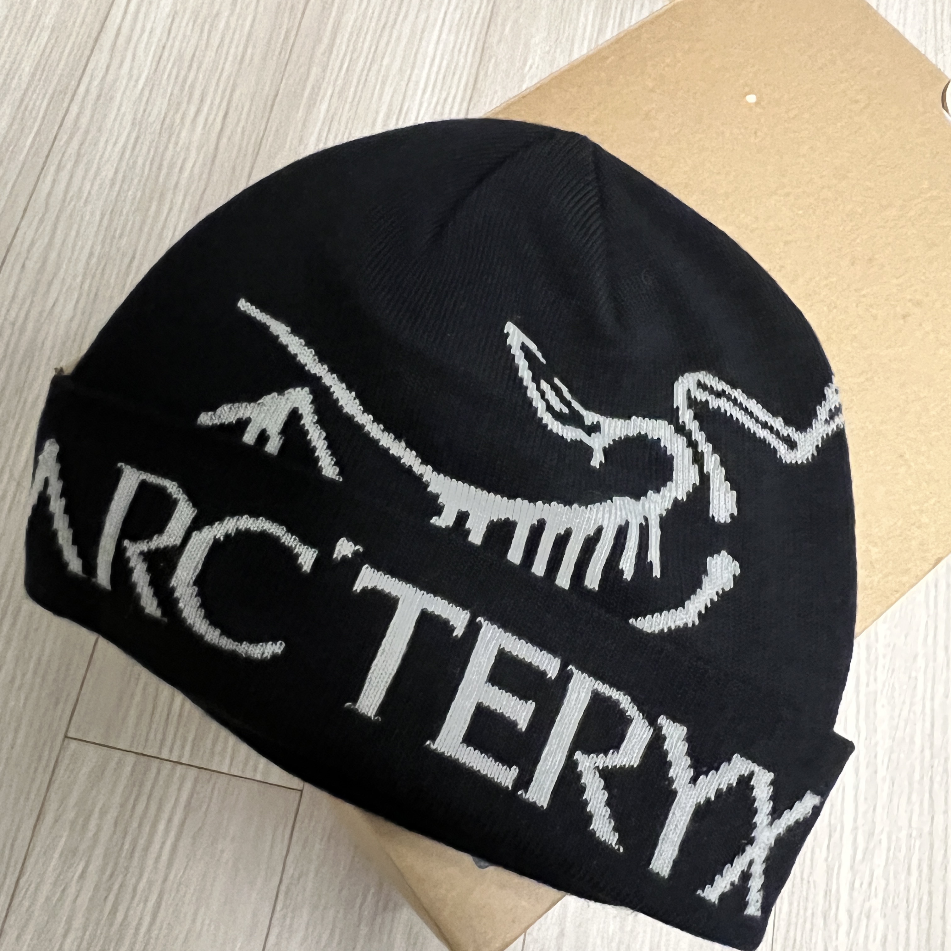 Arc'teryx Bird Word Toque Black Void 착용 스타일