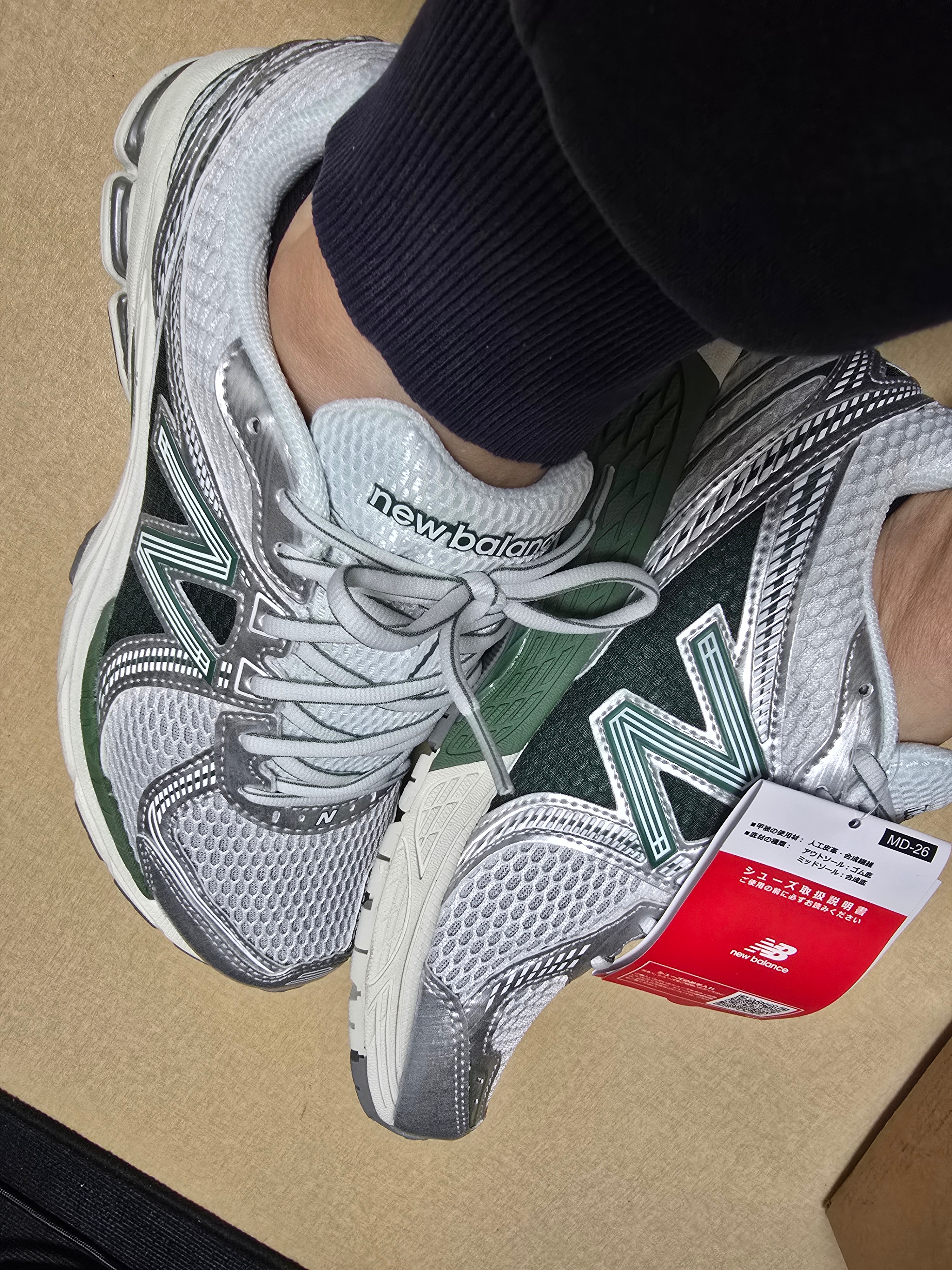 New Balance 860v2 Mallard Green Silver 착용 스타일 - 3