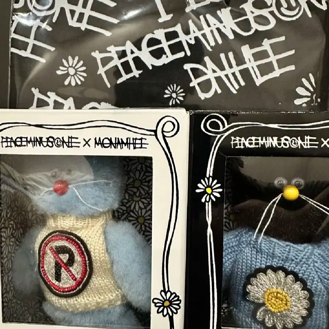 Nike x Peaceminusone Air Force 1 Low Para-Noise 2.0, Monamhee x Peaceminusone Daihee Plush Keyring 착용 스타일 - 3