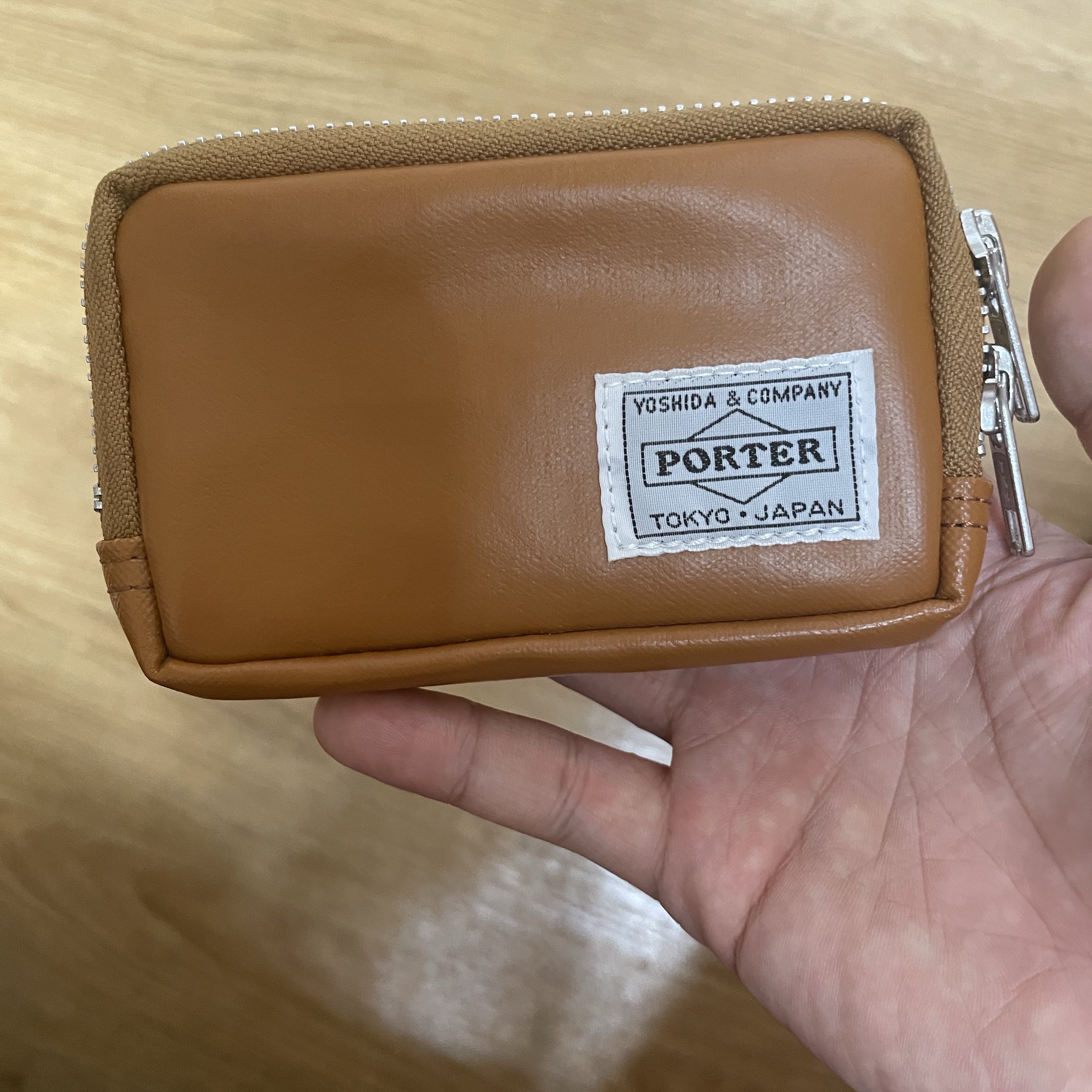 Porter Freestyle Multi Coin Case Camel 착용 스타일