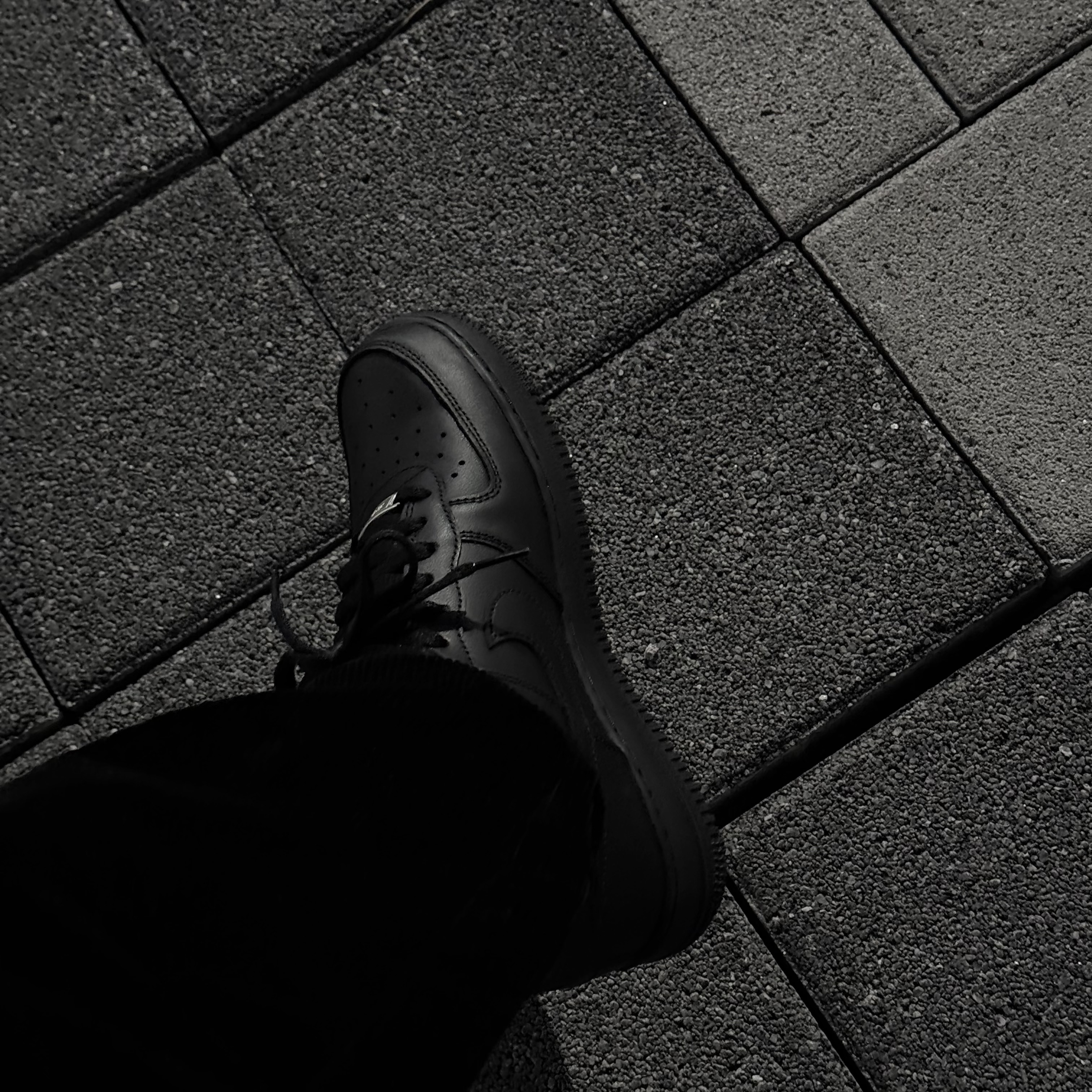 (W) Nike Air Force 1 '07 Low Triple Black 착용 스타일