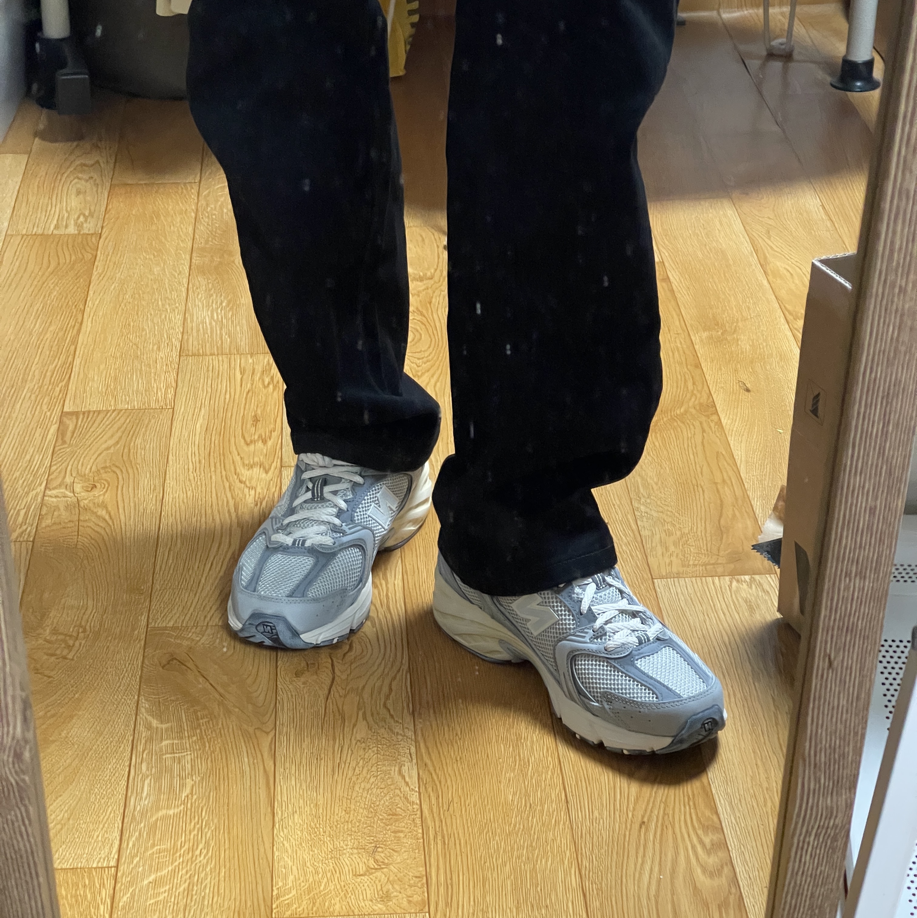New Balance 530 Premium Vintage Grey Matter 착용 스타일 - 1