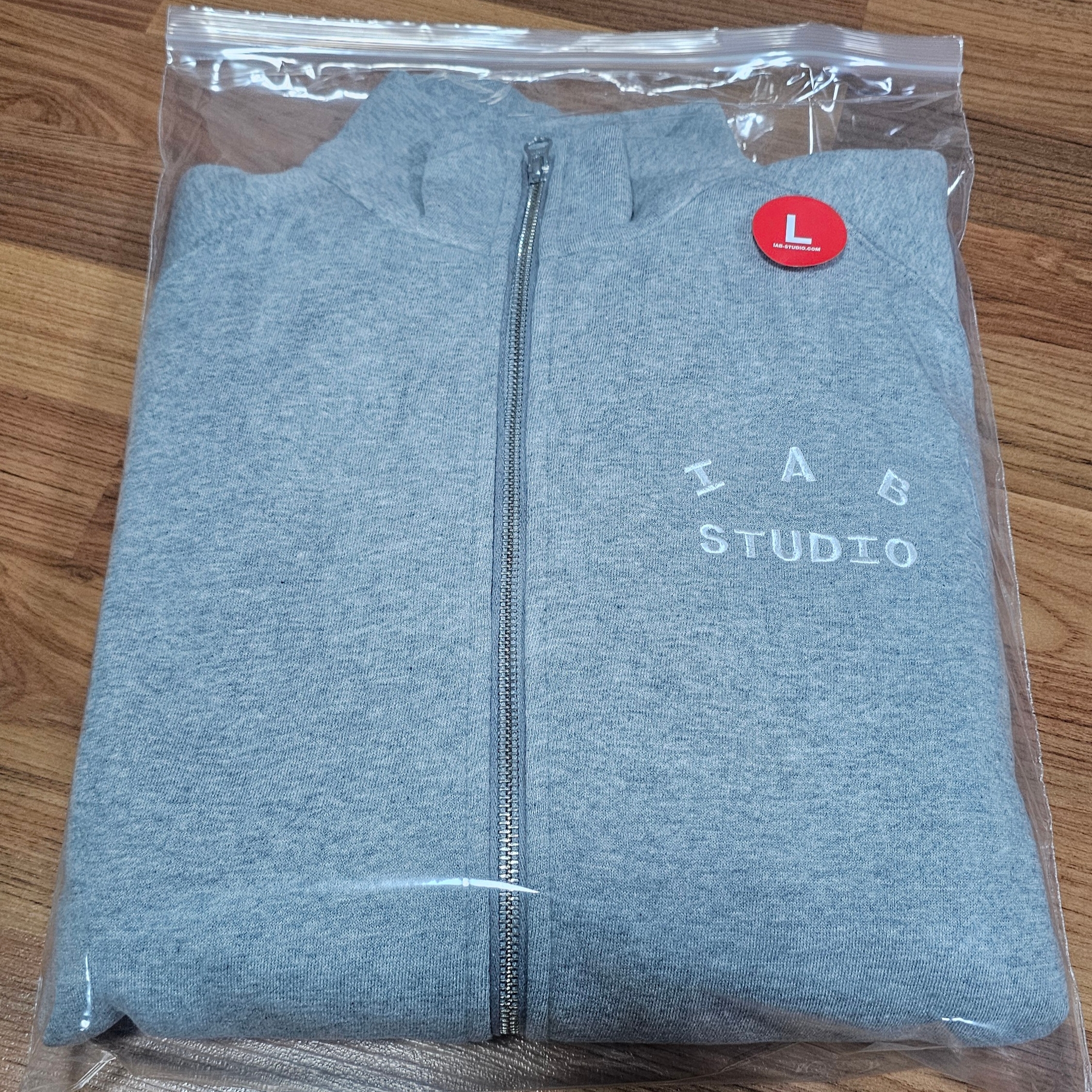 IAB Studio 2Way Full Zip-Up Gray White 착용 스타일