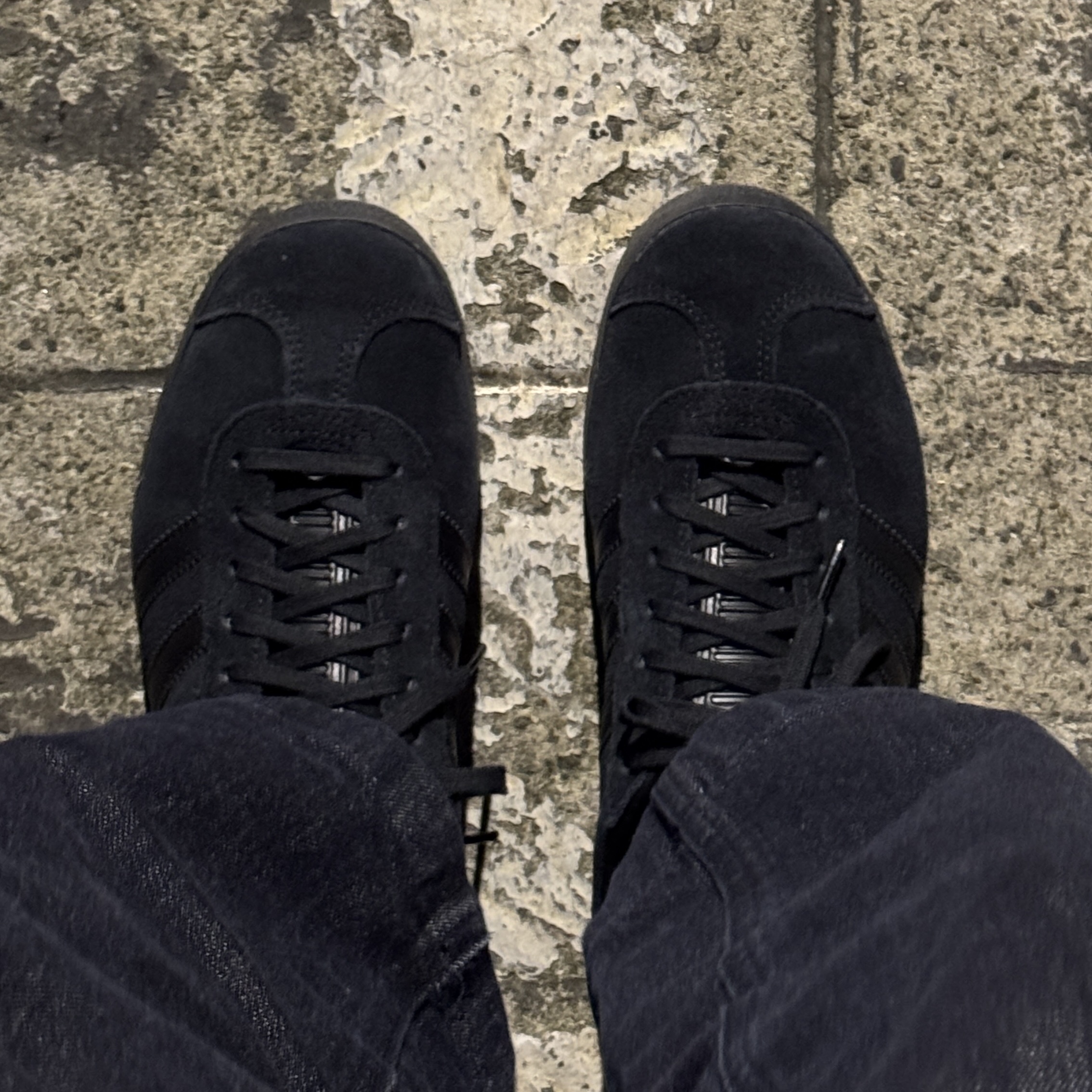 Adidas Gazelle Triple Black 착용 스타일