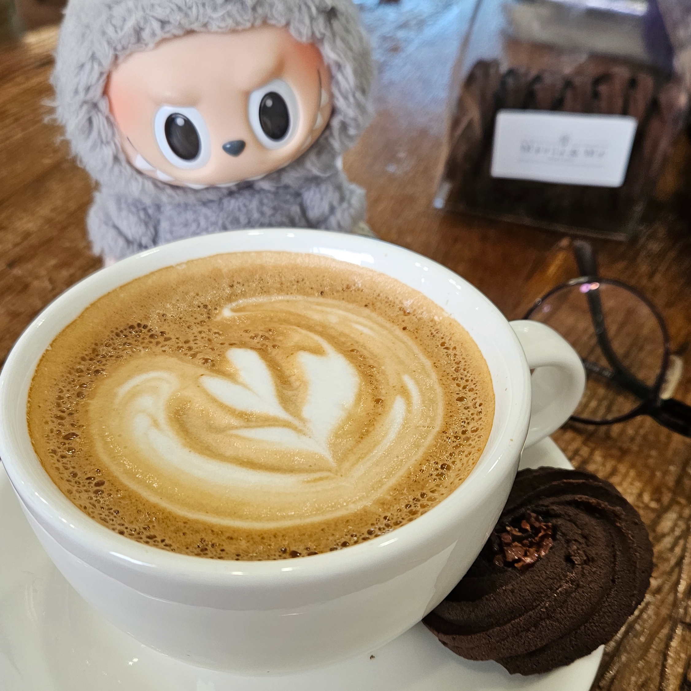 Pop Mart The Monsters Labubu Tasty Macarons Series Sealed Case (6 Blind Boxes) 착용 스타일 - 2