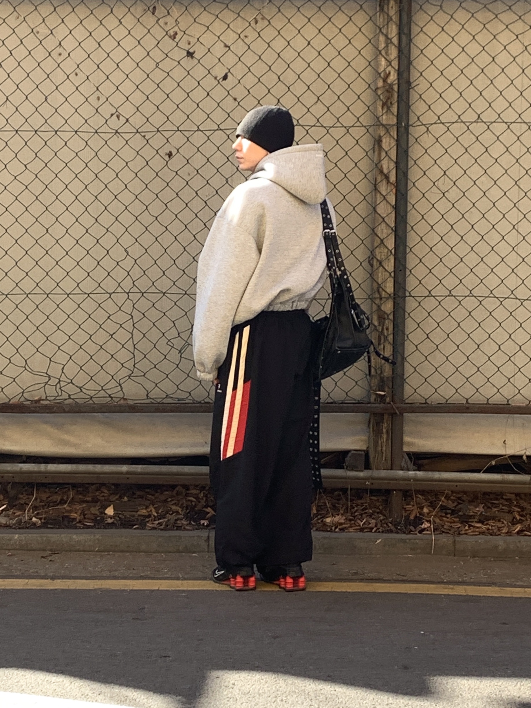 Prada Re-Nylon Hat Black, Nike x Martine Rose Shox MR4 Black 착용 스타일 - 5