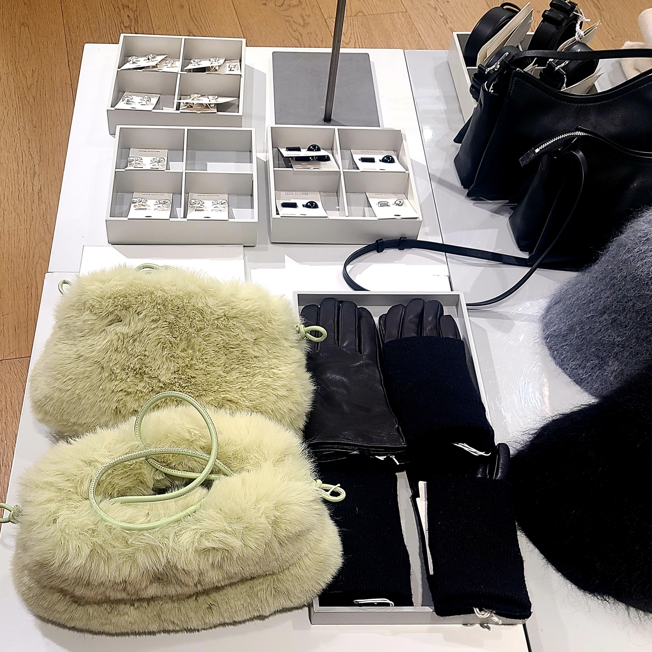 COS Fringe Brushed Mohair Muffler Turquoise, COS Kite Nylon Shoulder Bag Light Green 착용 스타일 - 4