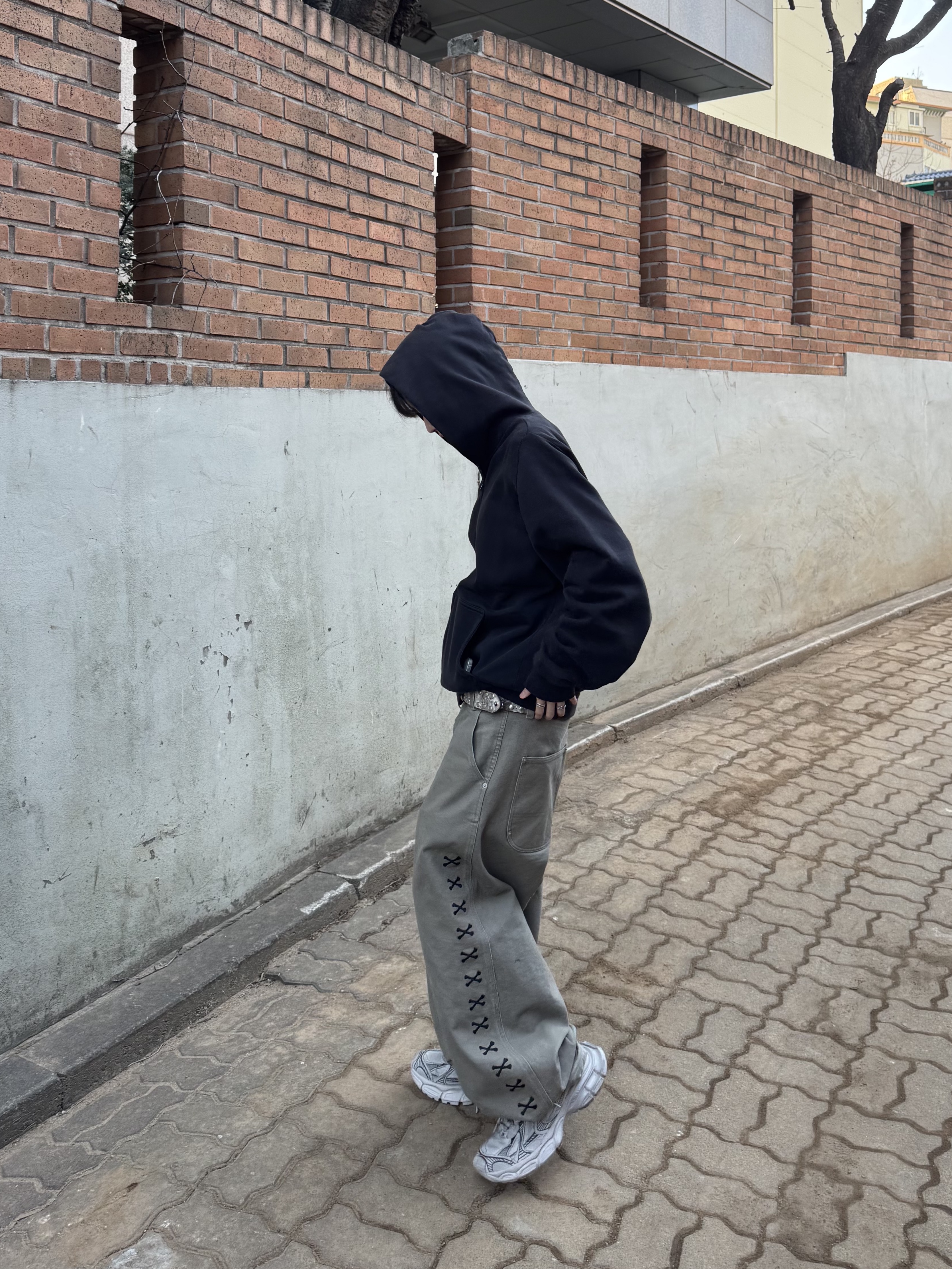 Yeezy YZY Zip-Up Hoodie Black, Balenciaga 3XL Sneakers Beige 착용 스타일 - 3