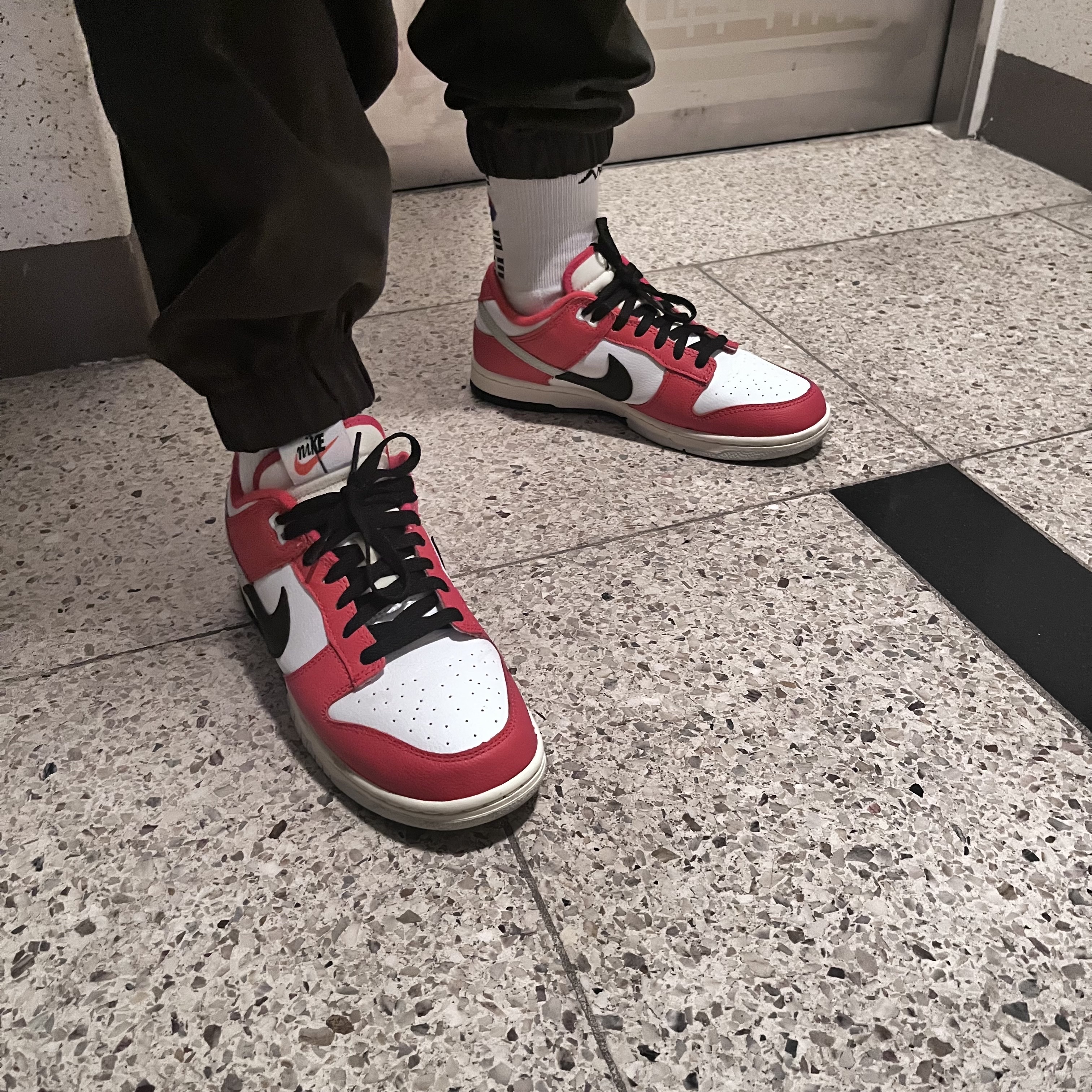 Nike Dunk Low Retro PRM University Red Black 착용 스타일