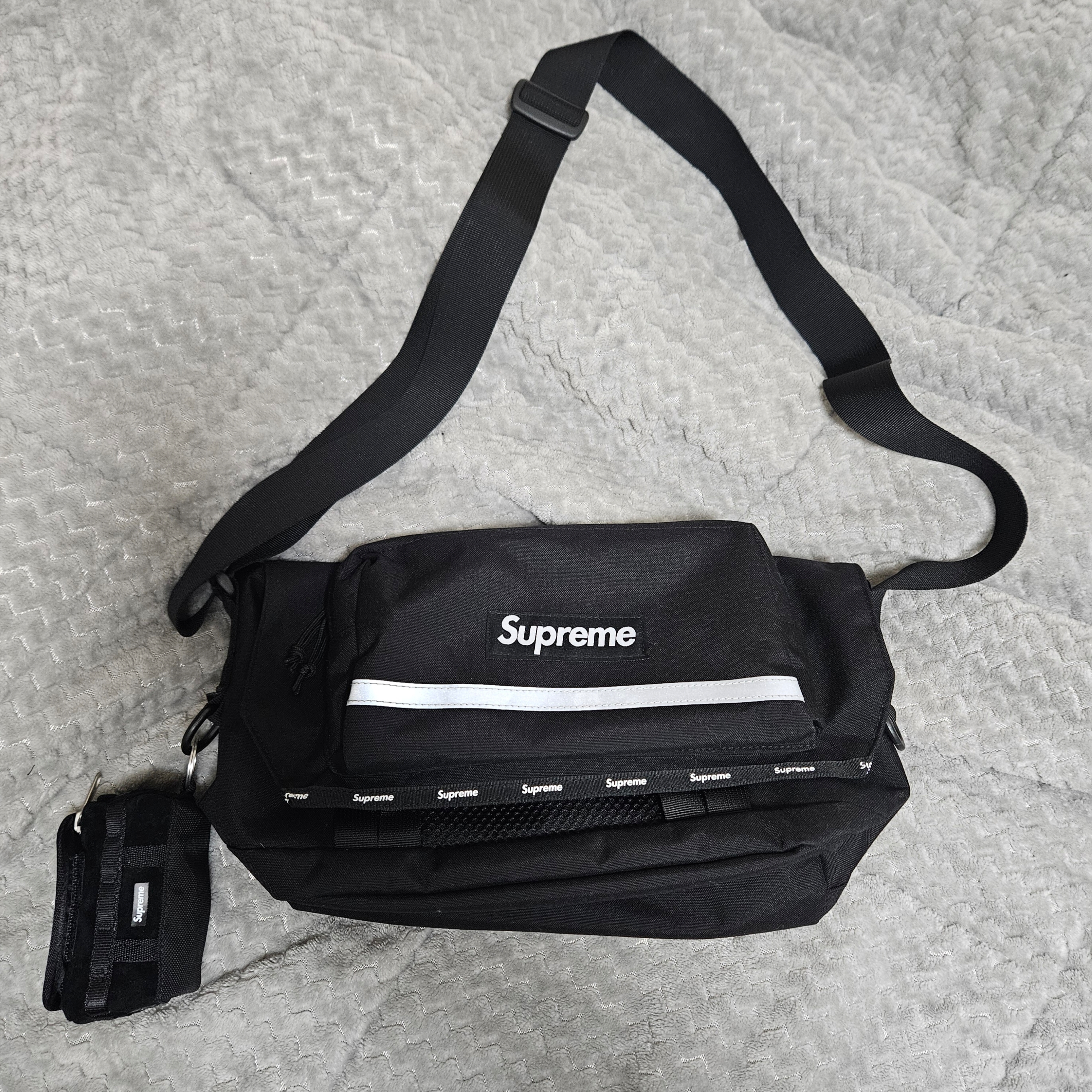 Supreme Messenger Bag Black - 24FW, Supreme x The North Face Suede Base Camp Duffle Keychain Black - 23FW 착용 스타일