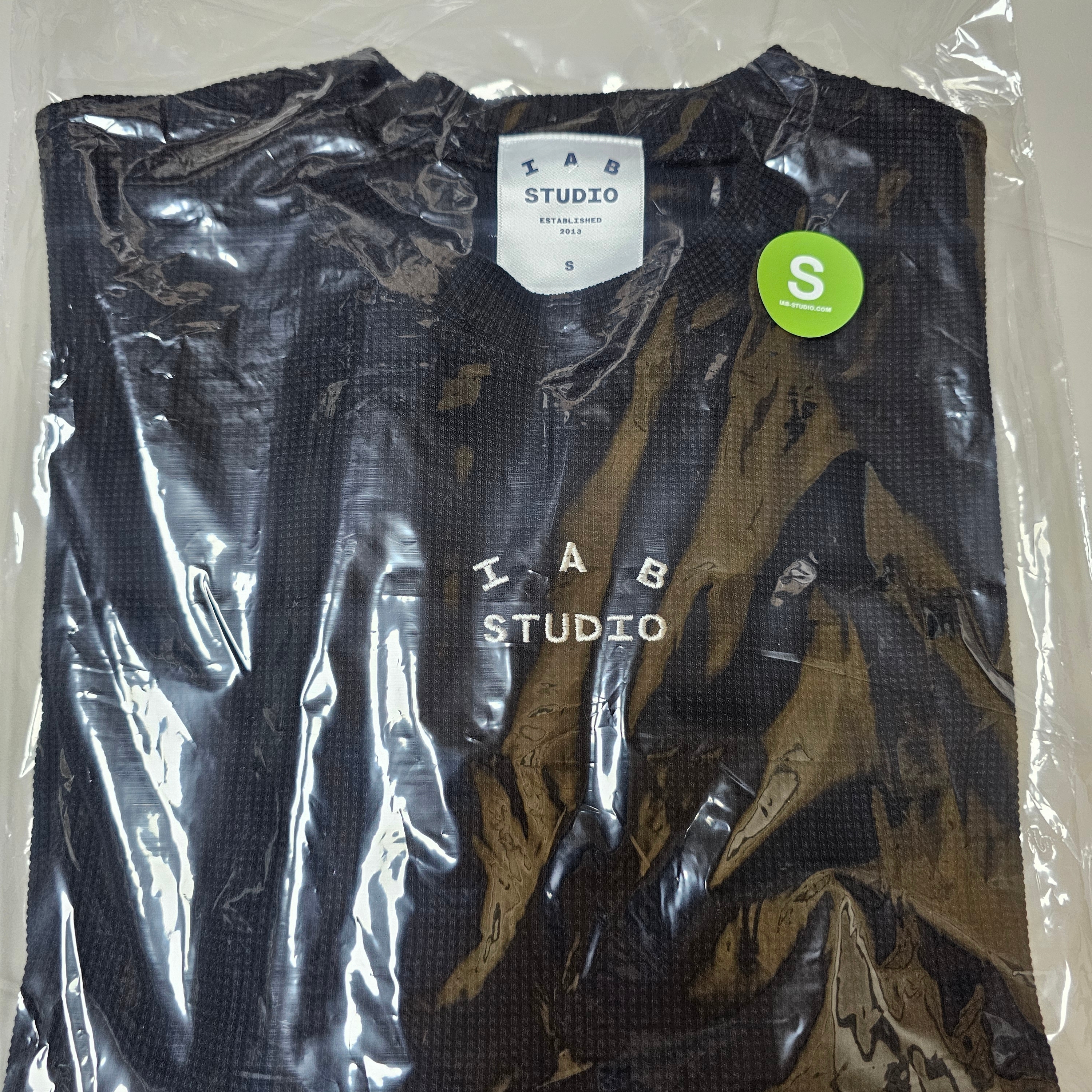 IAB Studio Waffle Long Sleeve Black White 착용 스타일 - 1