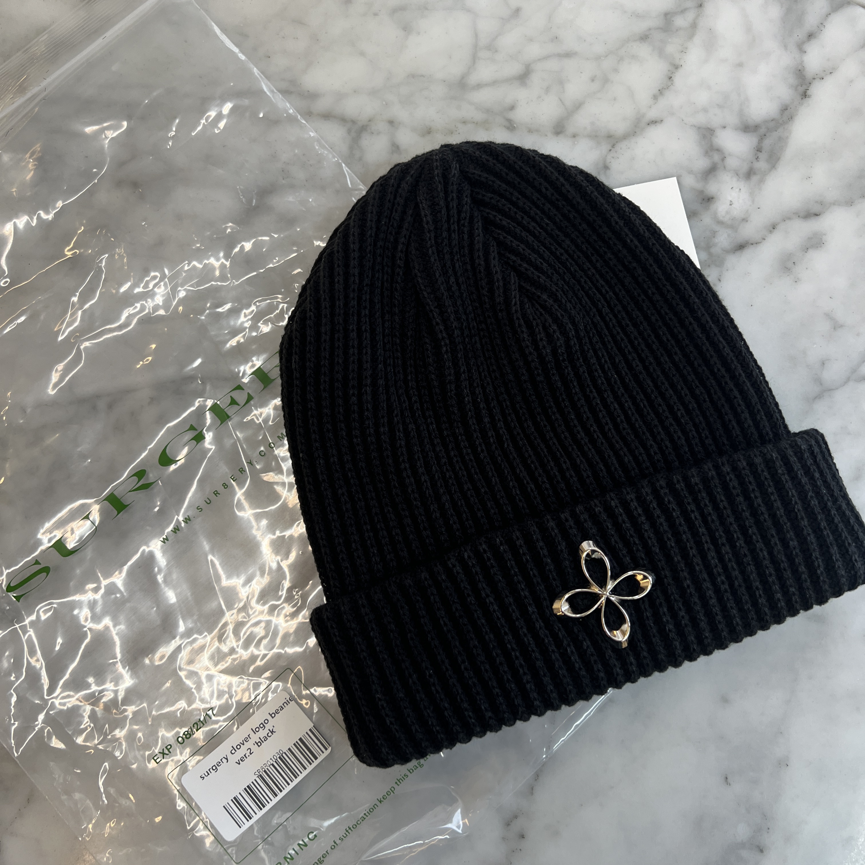 Surgery Clover Logo Beanie Ver.2 Black 착용 스타일 - 2