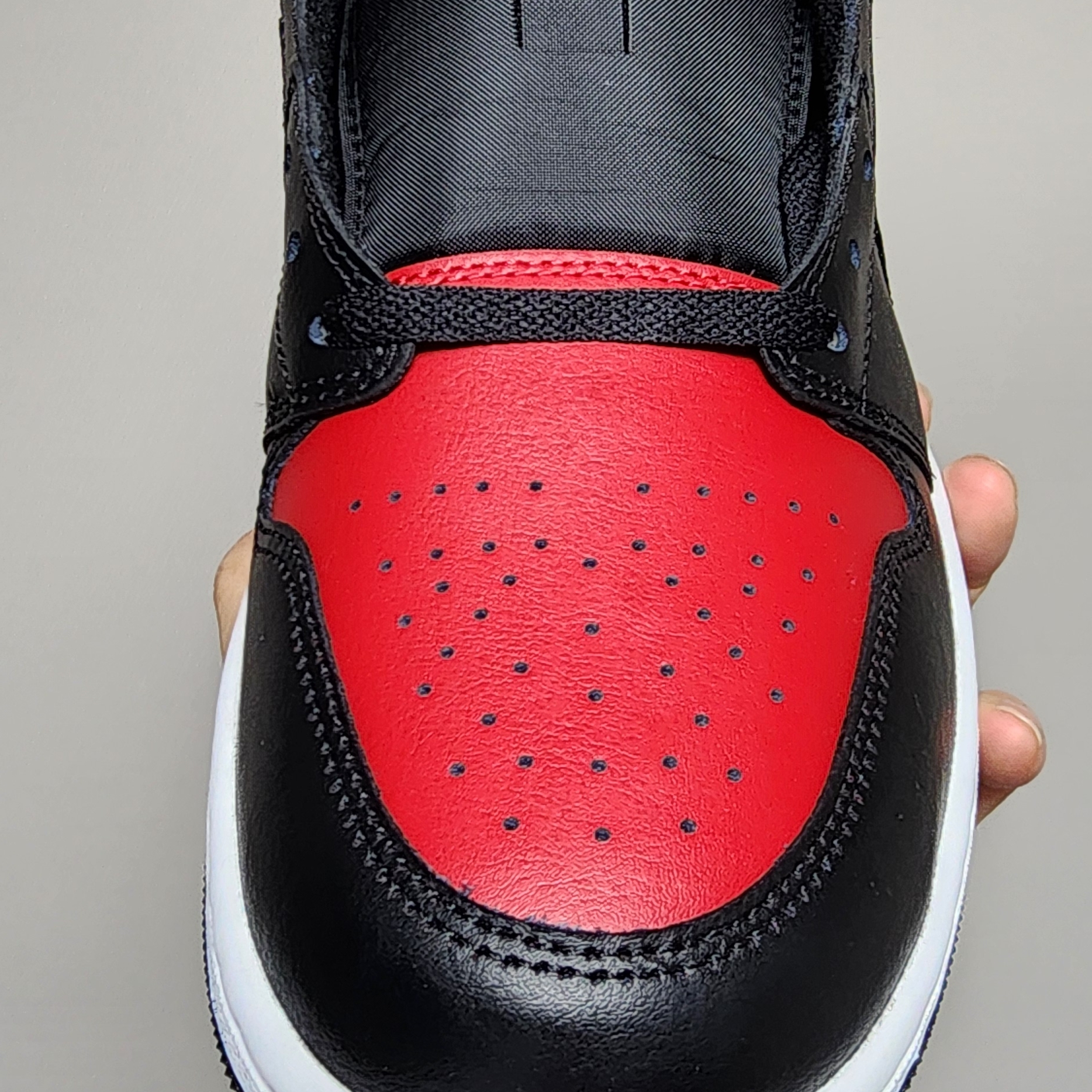 Jordan 1 Low Black Varsity Red 착용 스타일