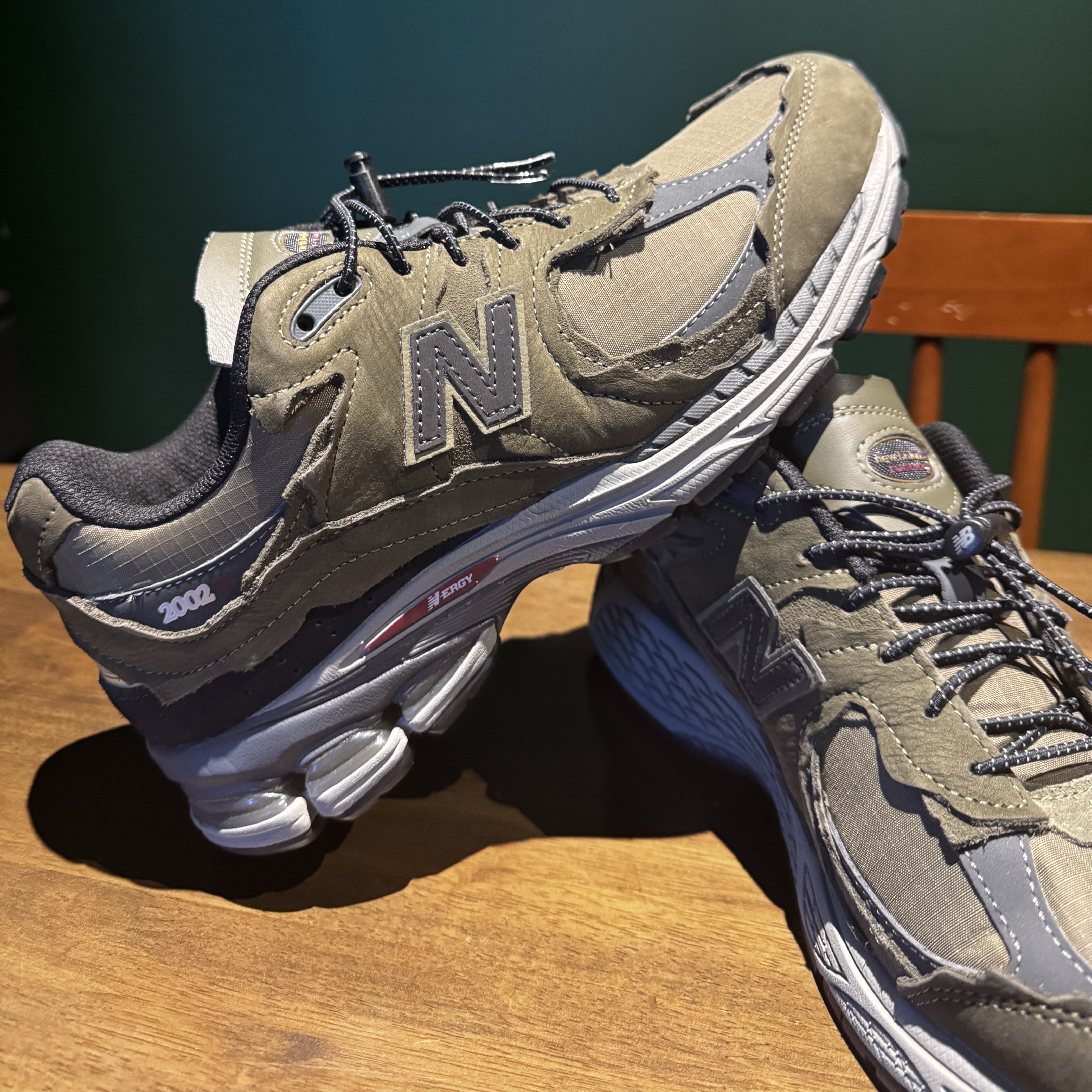 New Balance 2002R Protection Dark Moss 착용 스타일 - 2