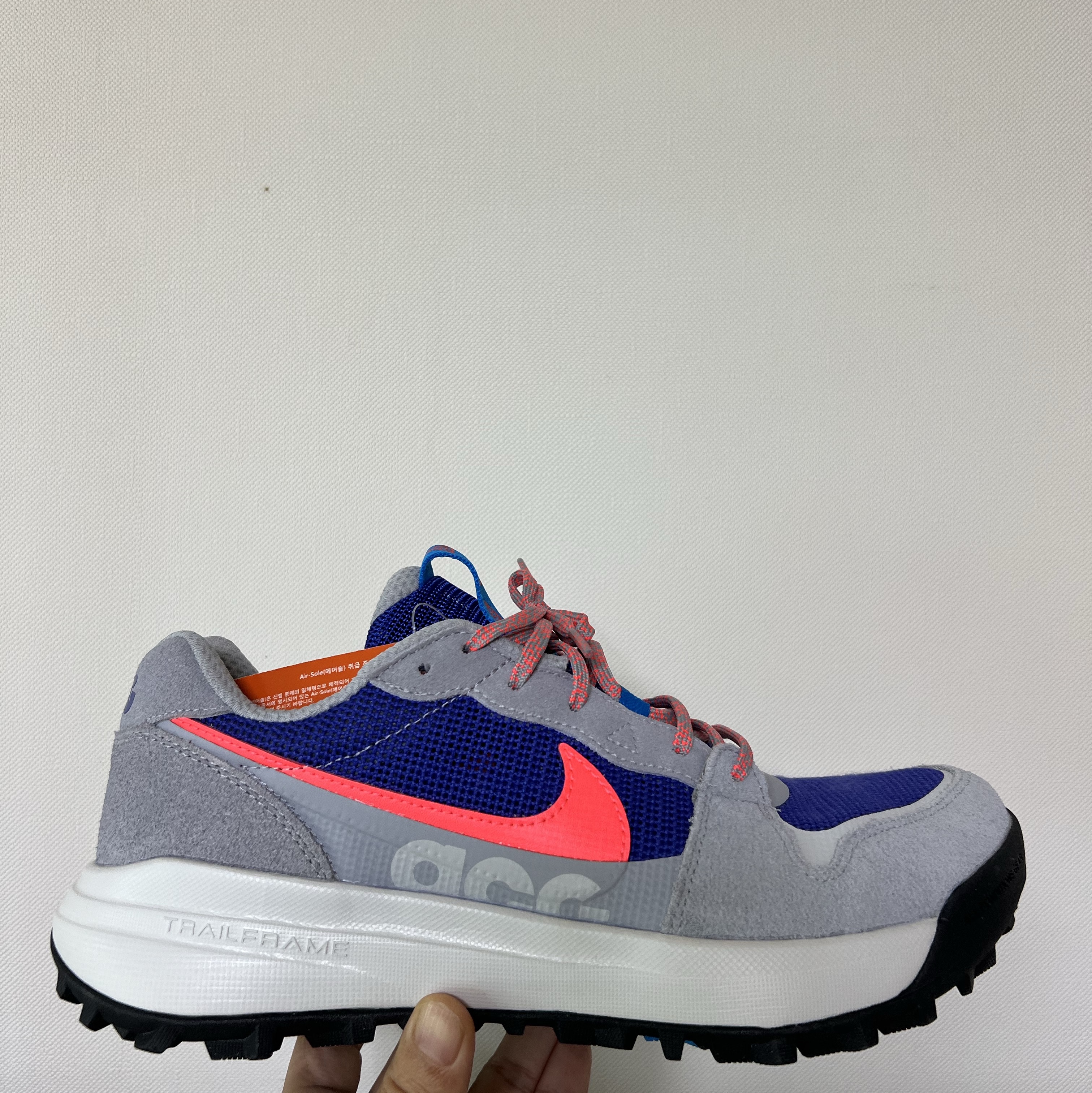 Nike ACG Lowcate Wolf Grey and Bright Crimson 착용 스타일 - 1