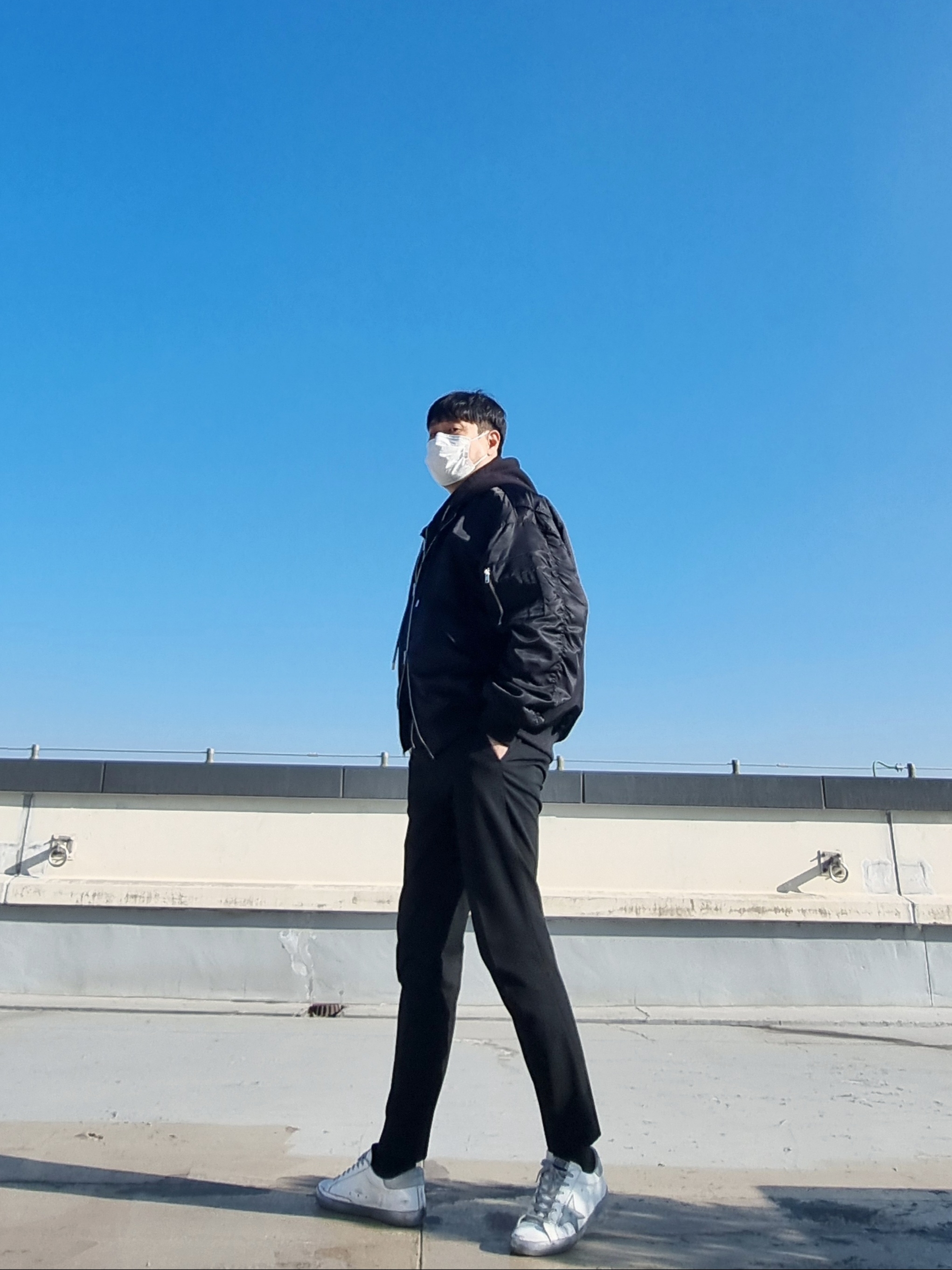 Golden Goose Superstar White Silver Heel Tab Sneakers 착용 스타일 - 4