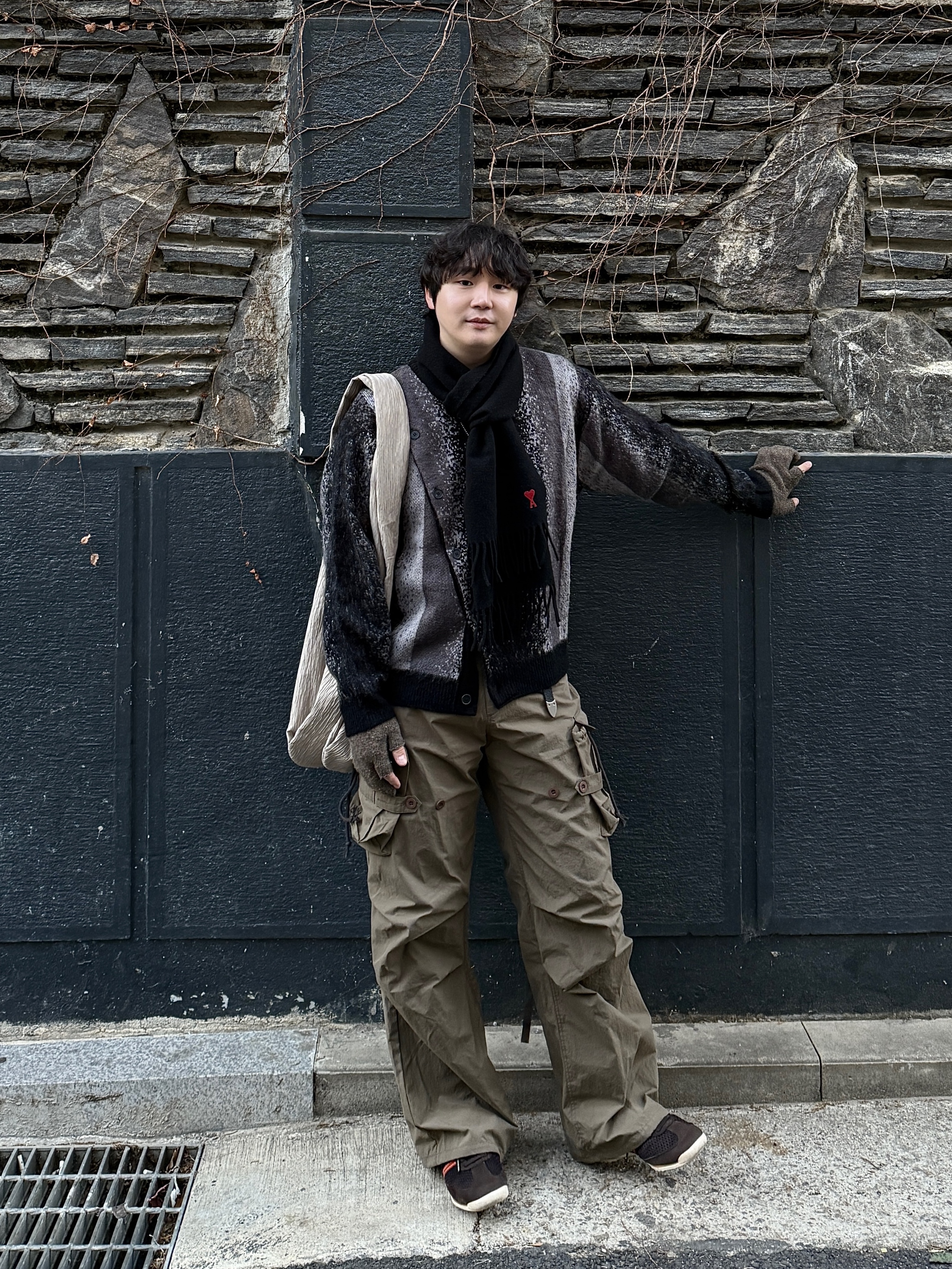 AMI de Coeur Classic Muffler Black, Adidas x Wales Bonner SL 72 Knit Brown 착용 스타일 - 2
