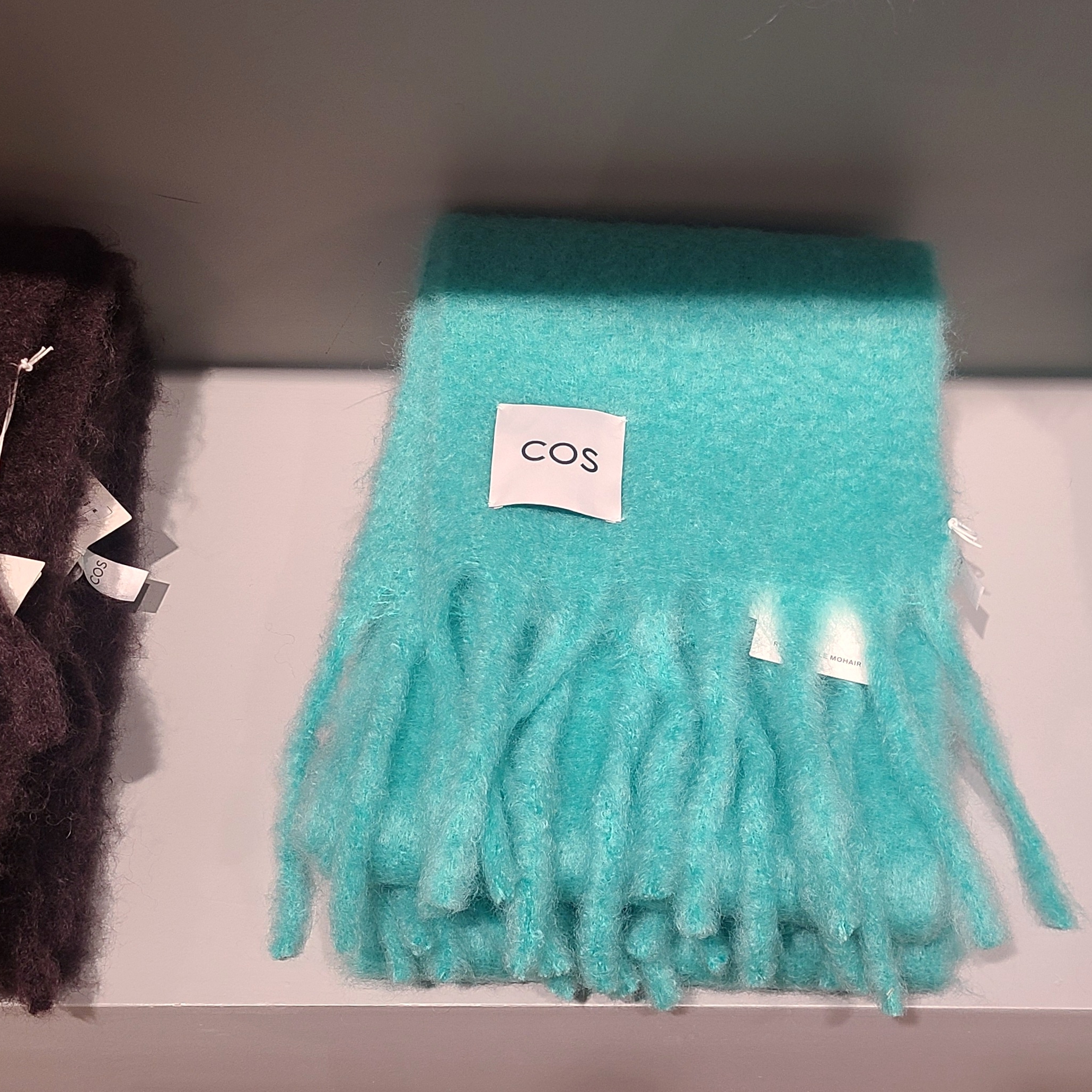 COS Fringe Brushed Mohair Muffler Turquoise, COS Kite Nylon Shoulder Bag Light Green 착용 스타일 - 2