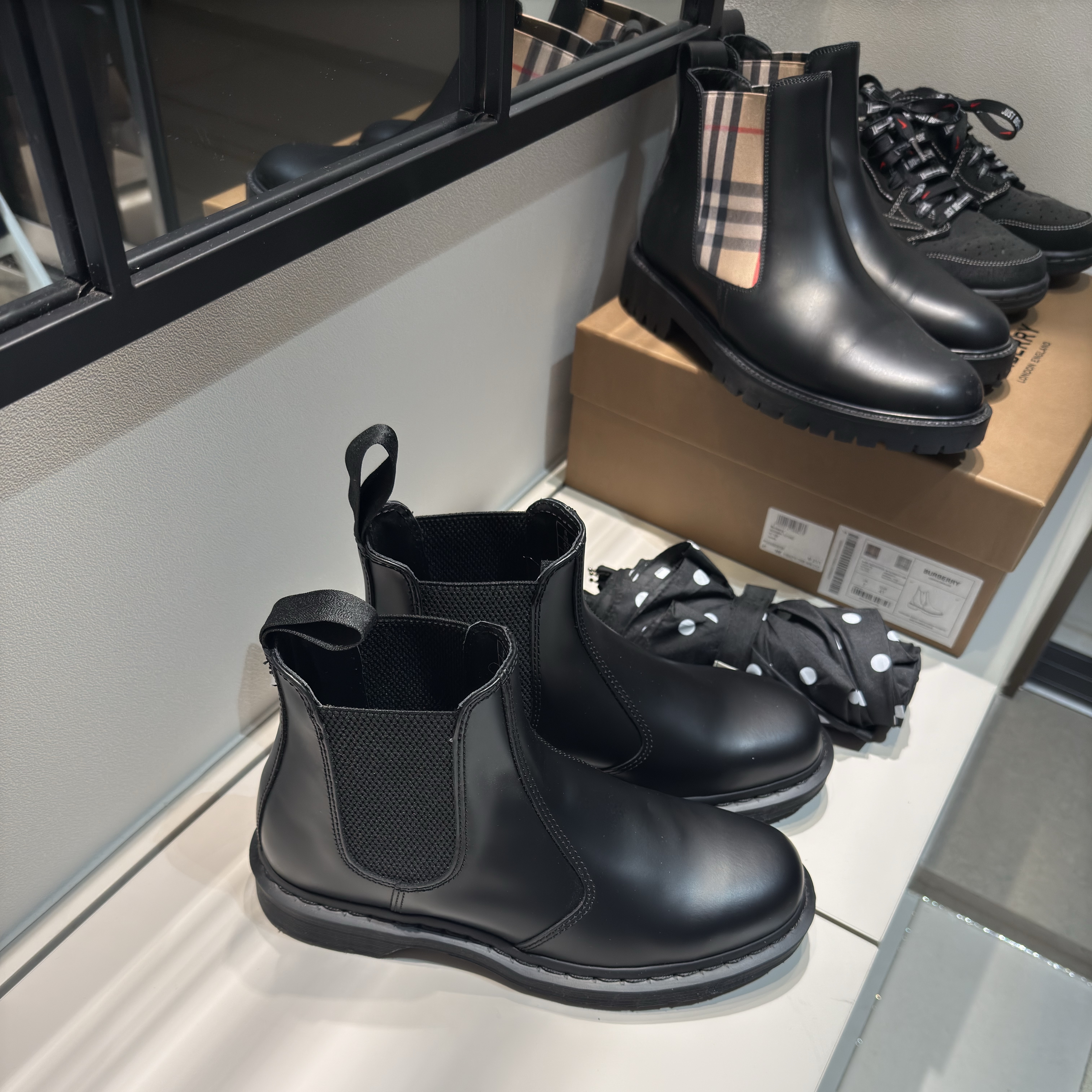 Dr. Martens 2976 Mono Smooth Leather Chelsea Boots Black, Jordan 1 x Travis Scott Retro Low OG SP Black Phantom 착용 스타일