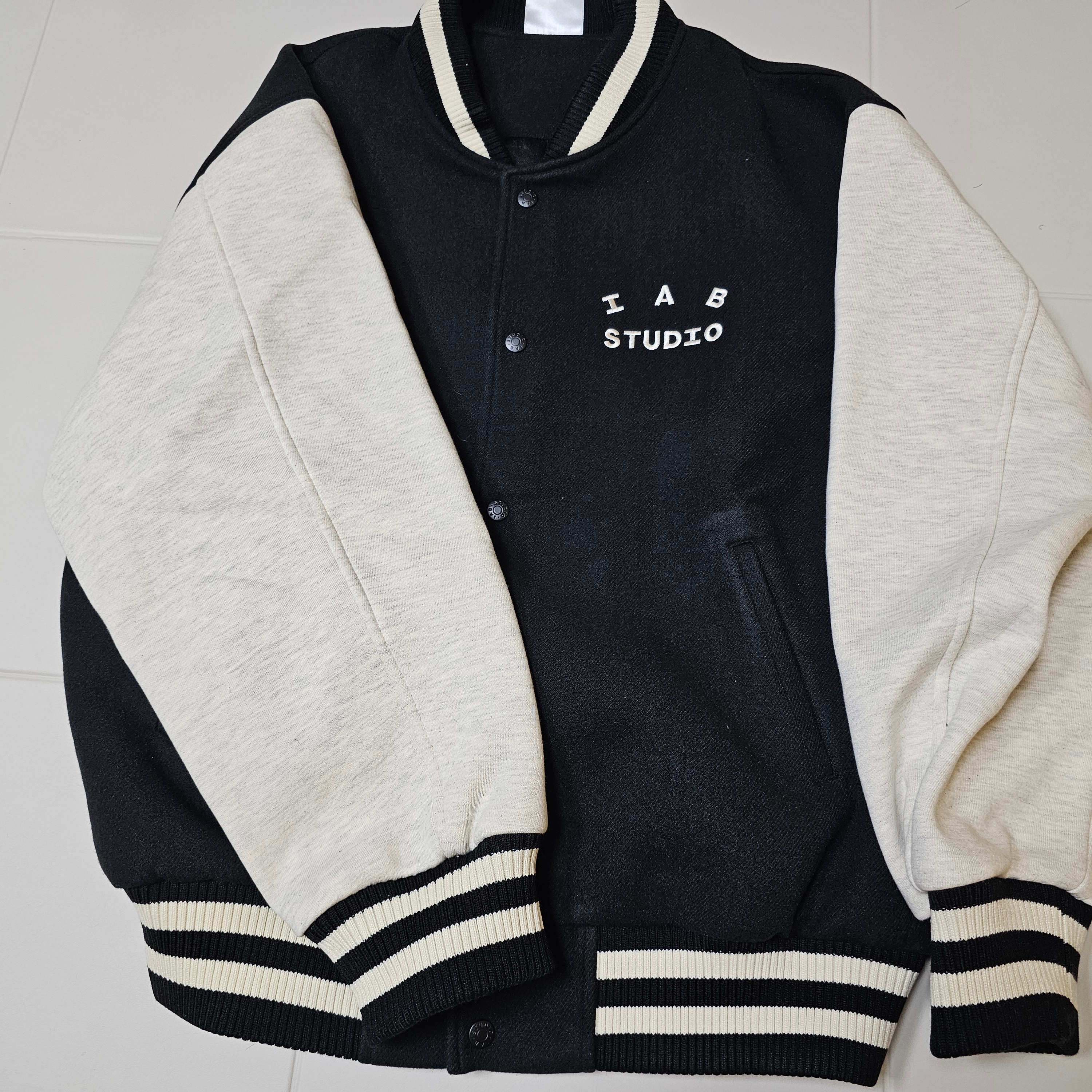 IAB Studio Stadium Jacket Black Ivory 착용 스타일 - 2
