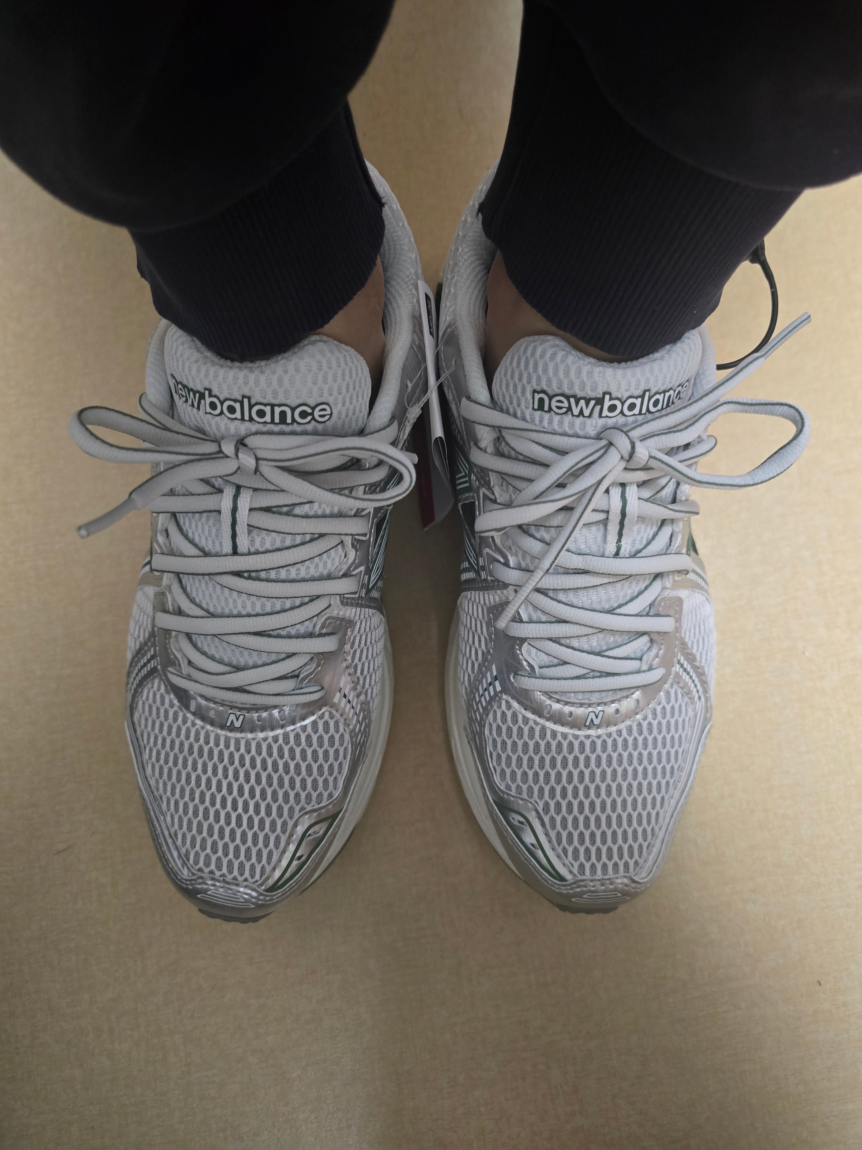 New Balance 860v2 Mallard Green Silver 착용 스타일 - 1