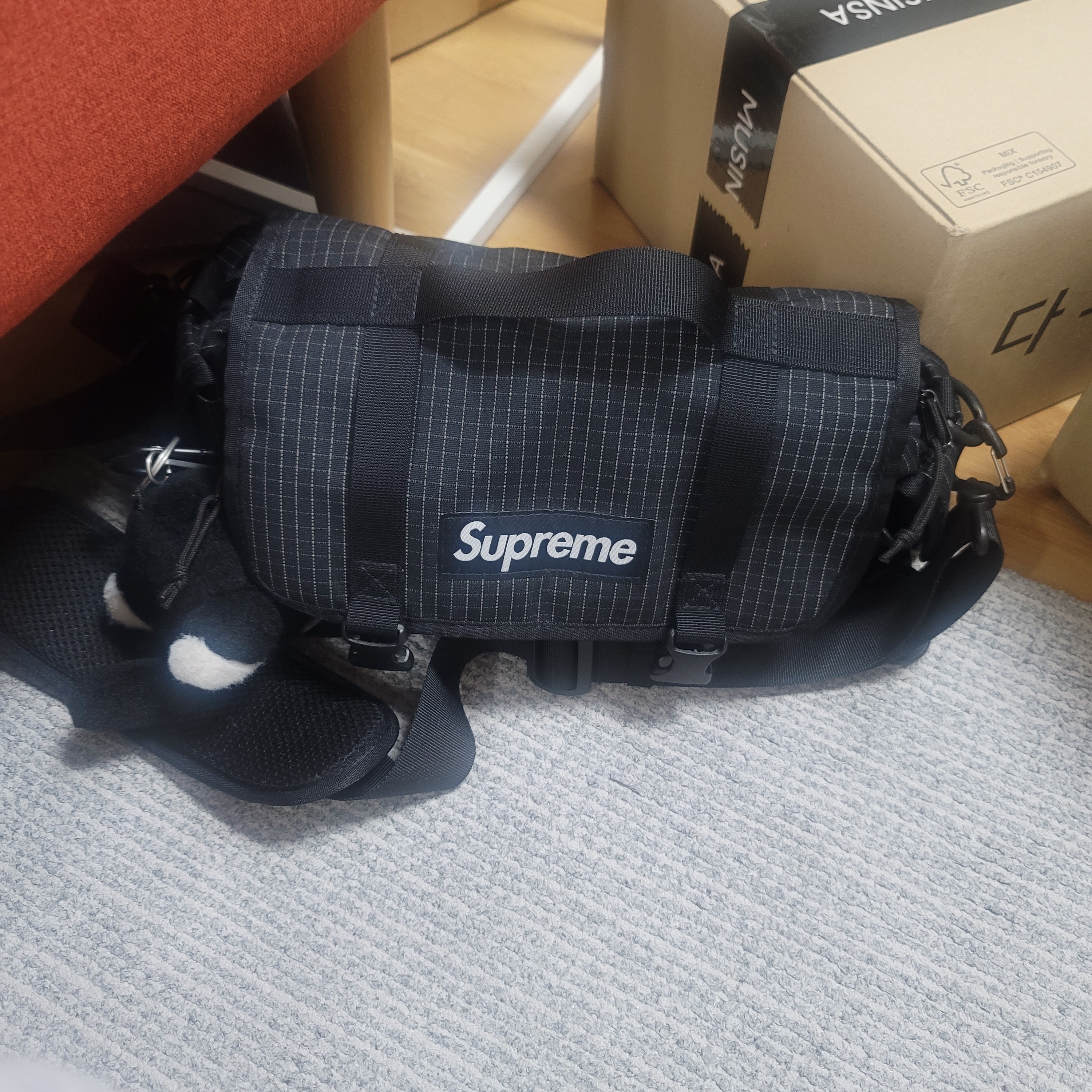 Supreme Mini Duffle Bag Black - 24SS 착용 스타일