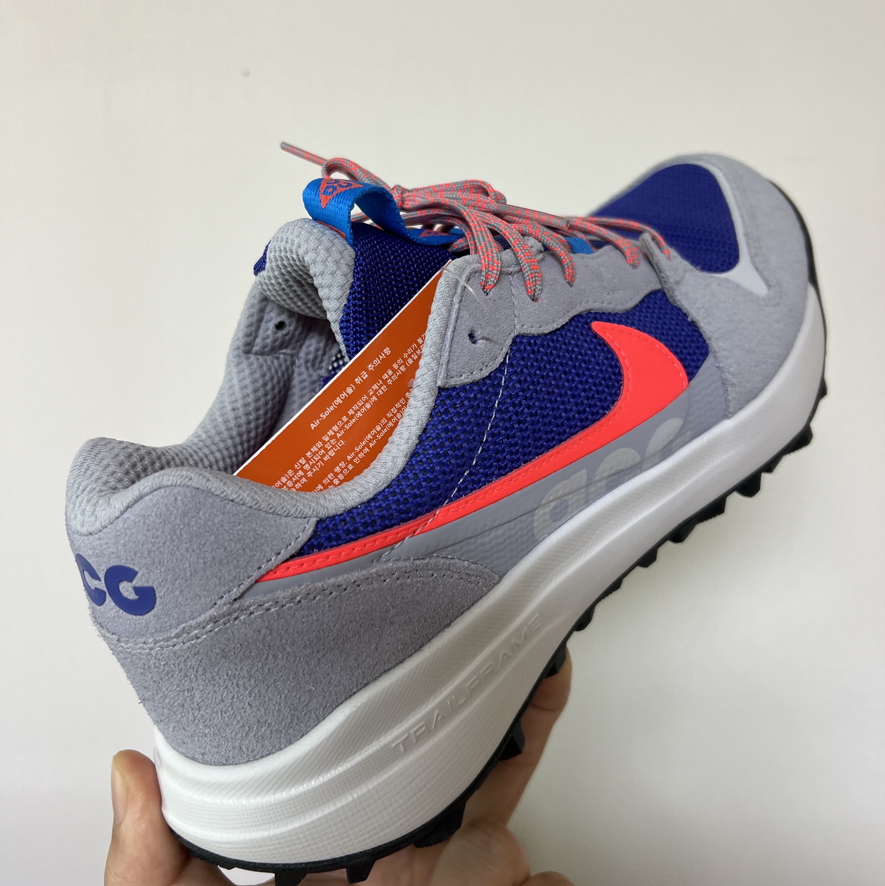Nike ACG Lowcate Wolf Grey and Bright Crimson 착용 스타일 - 2