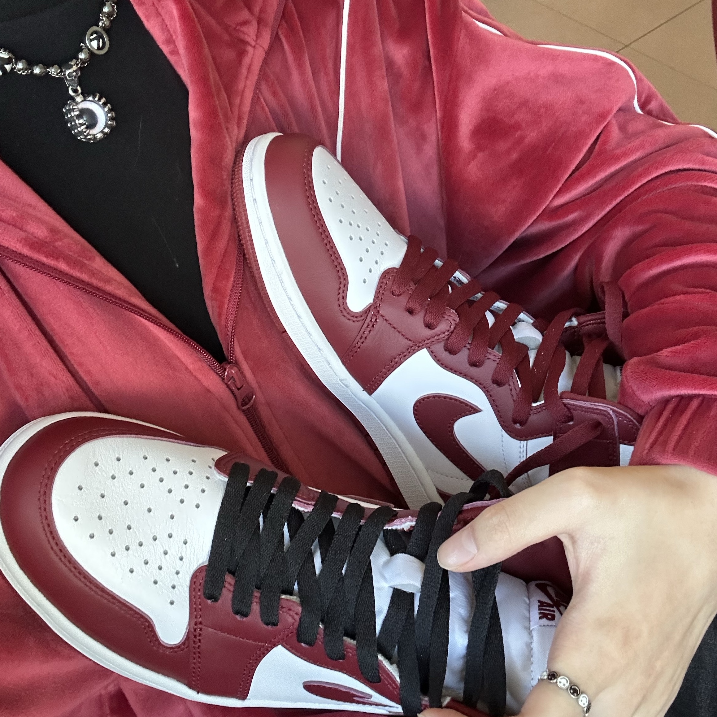 Jordan 1 Retro High OG Artisanal Red 착용 스타일 - 3