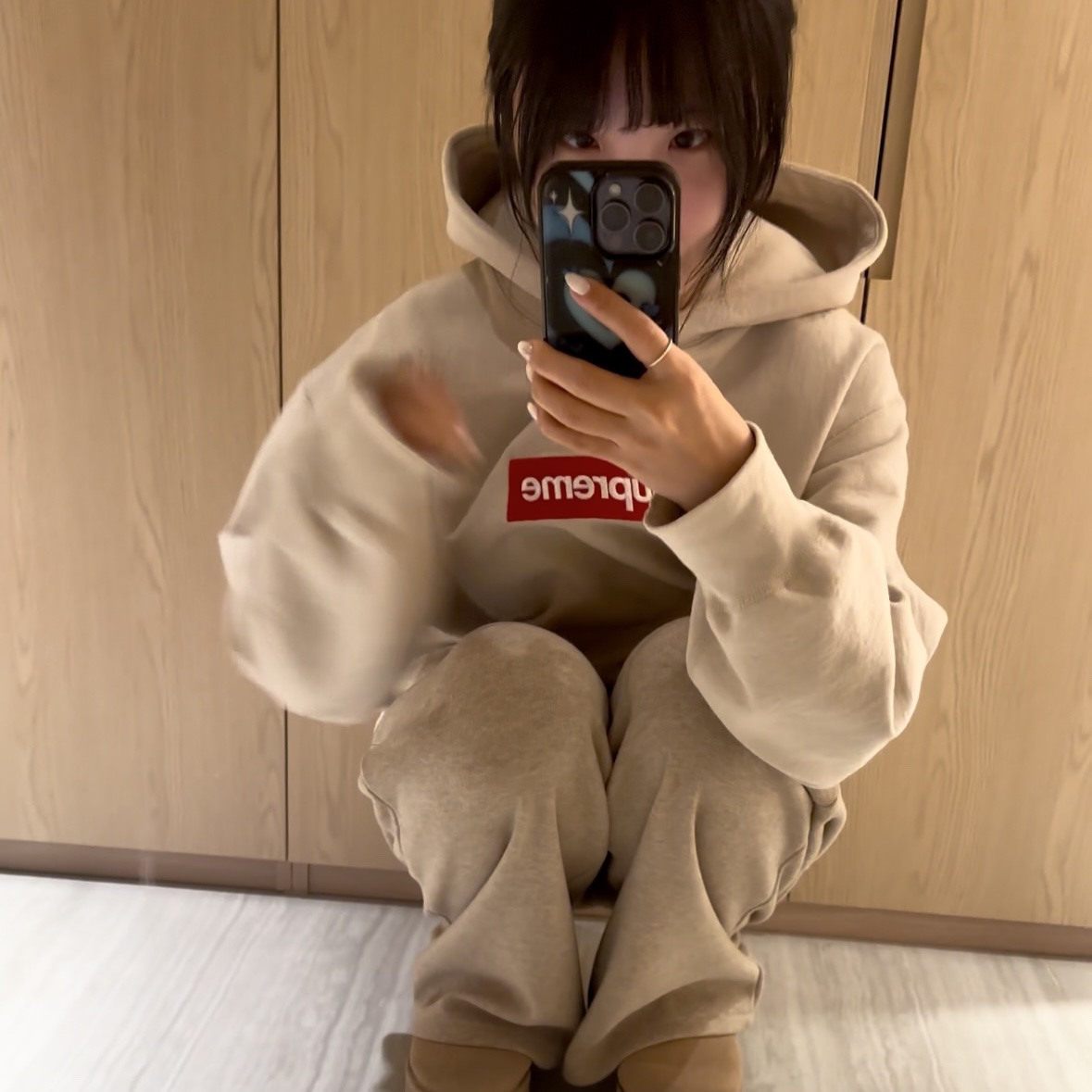 Supreme Box Logo Hooded Sweatshirt Stone - 24FW, (W) UGG Classic Ultra Mini Platform Boots Chestnut 착용 스타일 - 1