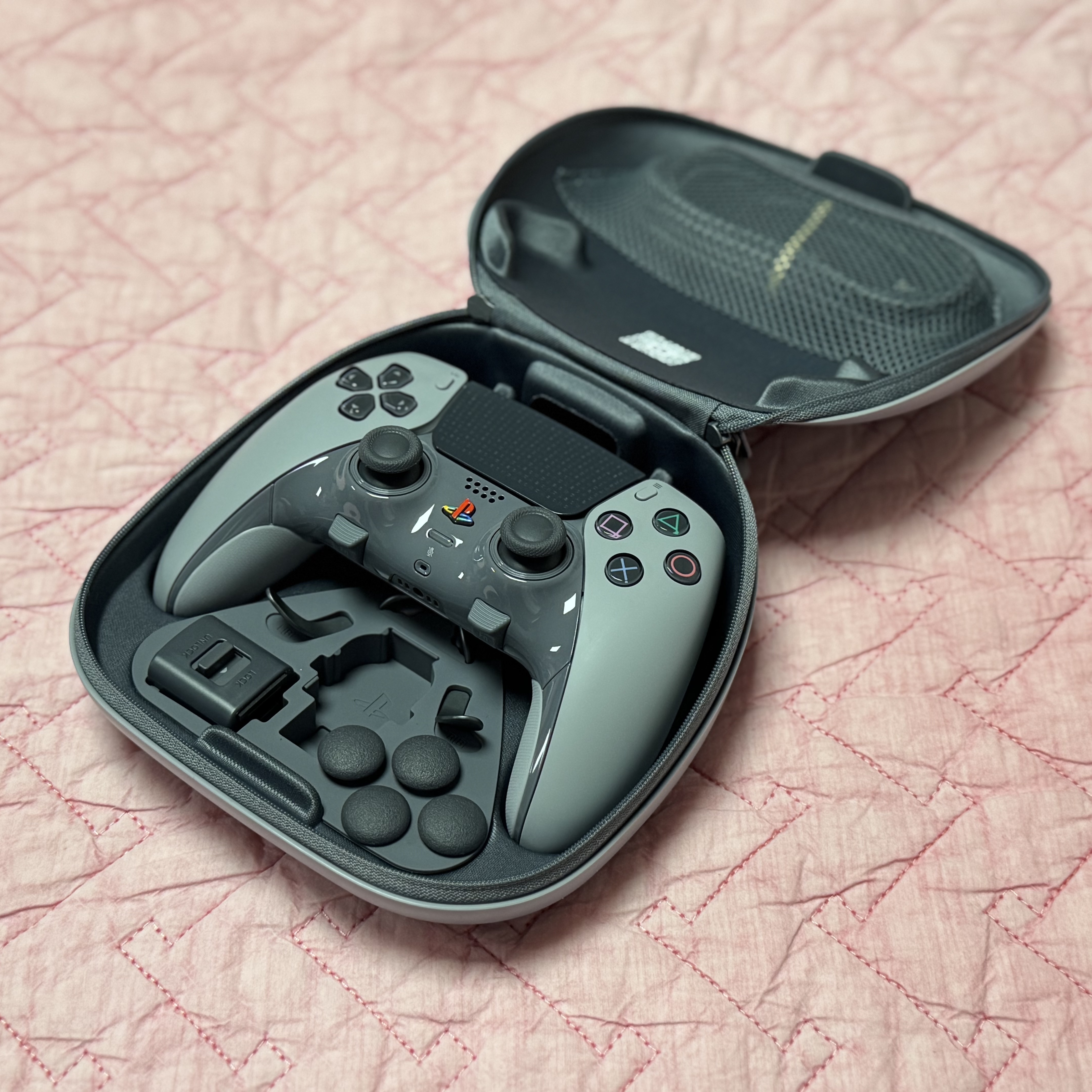 Playstation 5 DualSense Edge Wireless Controller 30th Anniversary Limited Edition (SIEK 220V) 착용 스타일 - 1