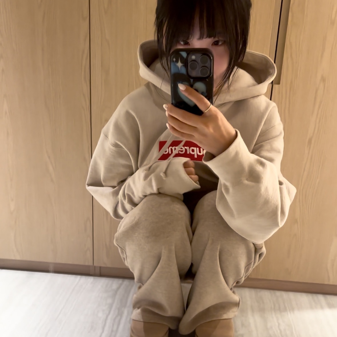 Supreme Box Logo Hooded Sweatshirt Stone - 24FW, (W) UGG Classic Ultra Mini Platform Boots Chestnut 착용 스타일 - 2