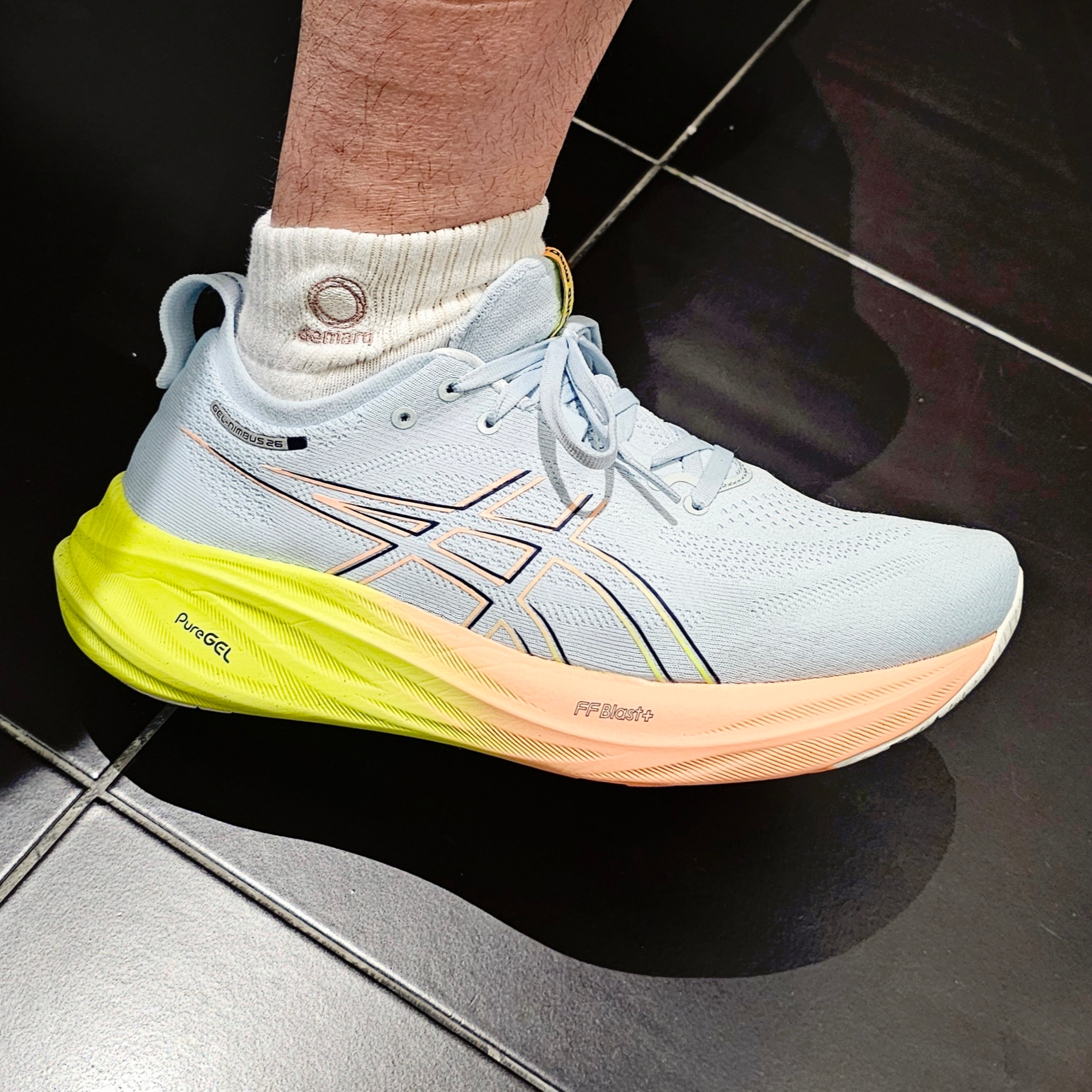 Asics Gel-Nimbus 26 Paris Cool Grey Safety Yellow 착용 스타일