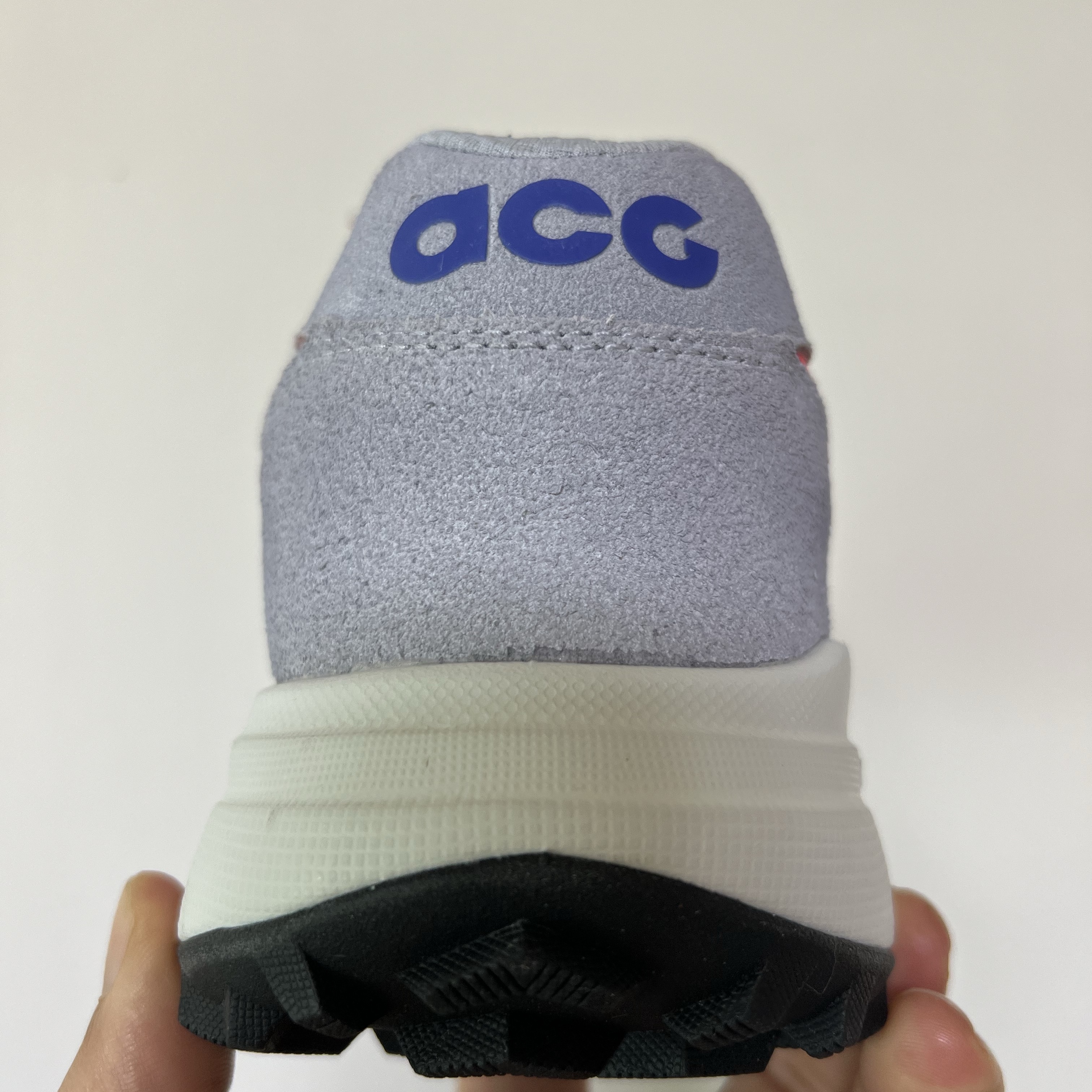 Nike ACG Lowcate Wolf Grey and Bright Crimson 착용 스타일 - 3