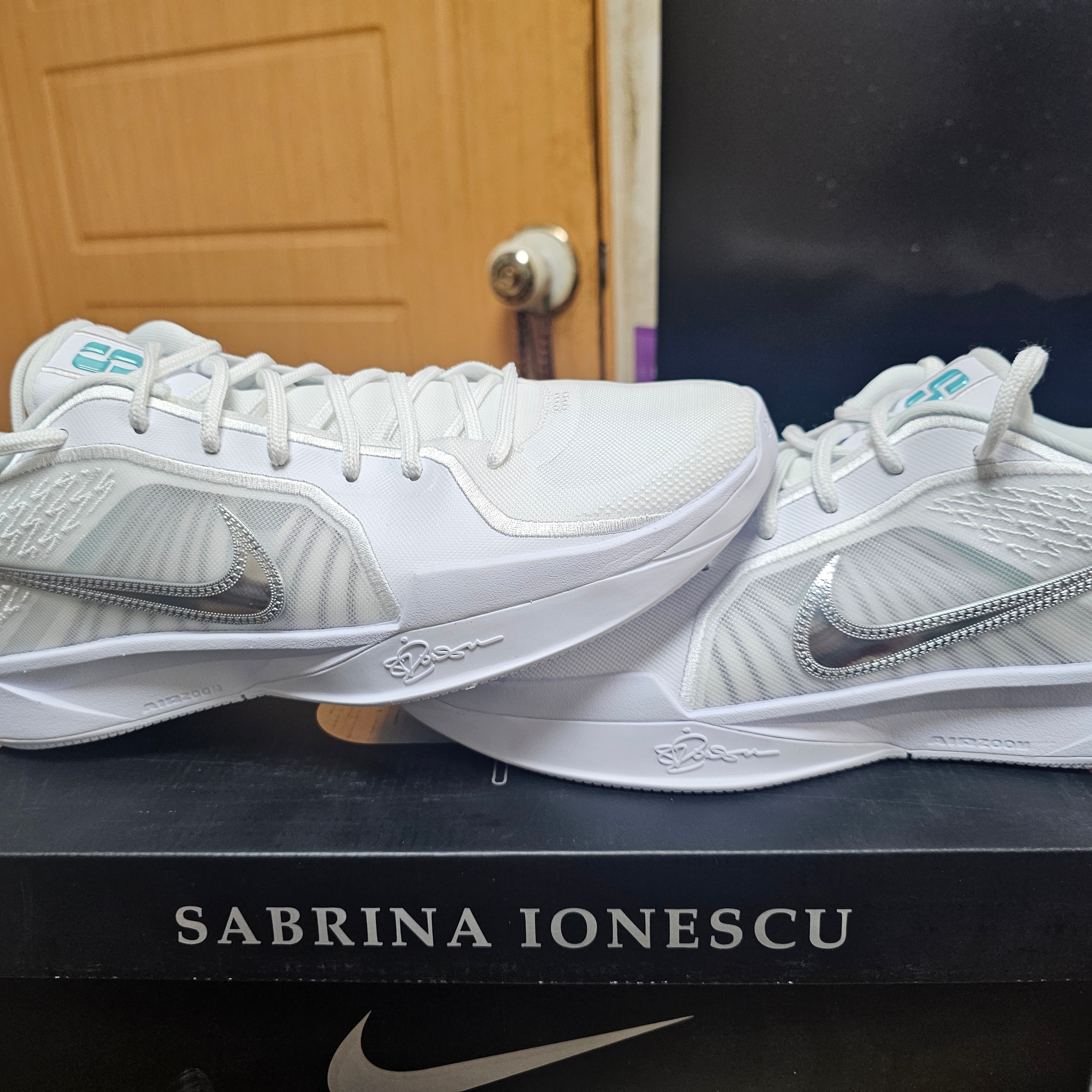 Nike Sabrina 2 EP White Metallic Silver 착용 스타일 - 1