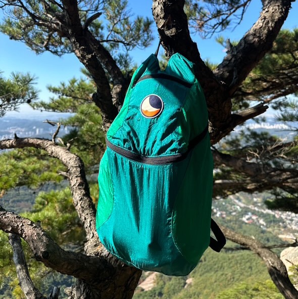 Ticket To The Moon Mini Backpack 15L Emerald Green 착용 스타일 - 3