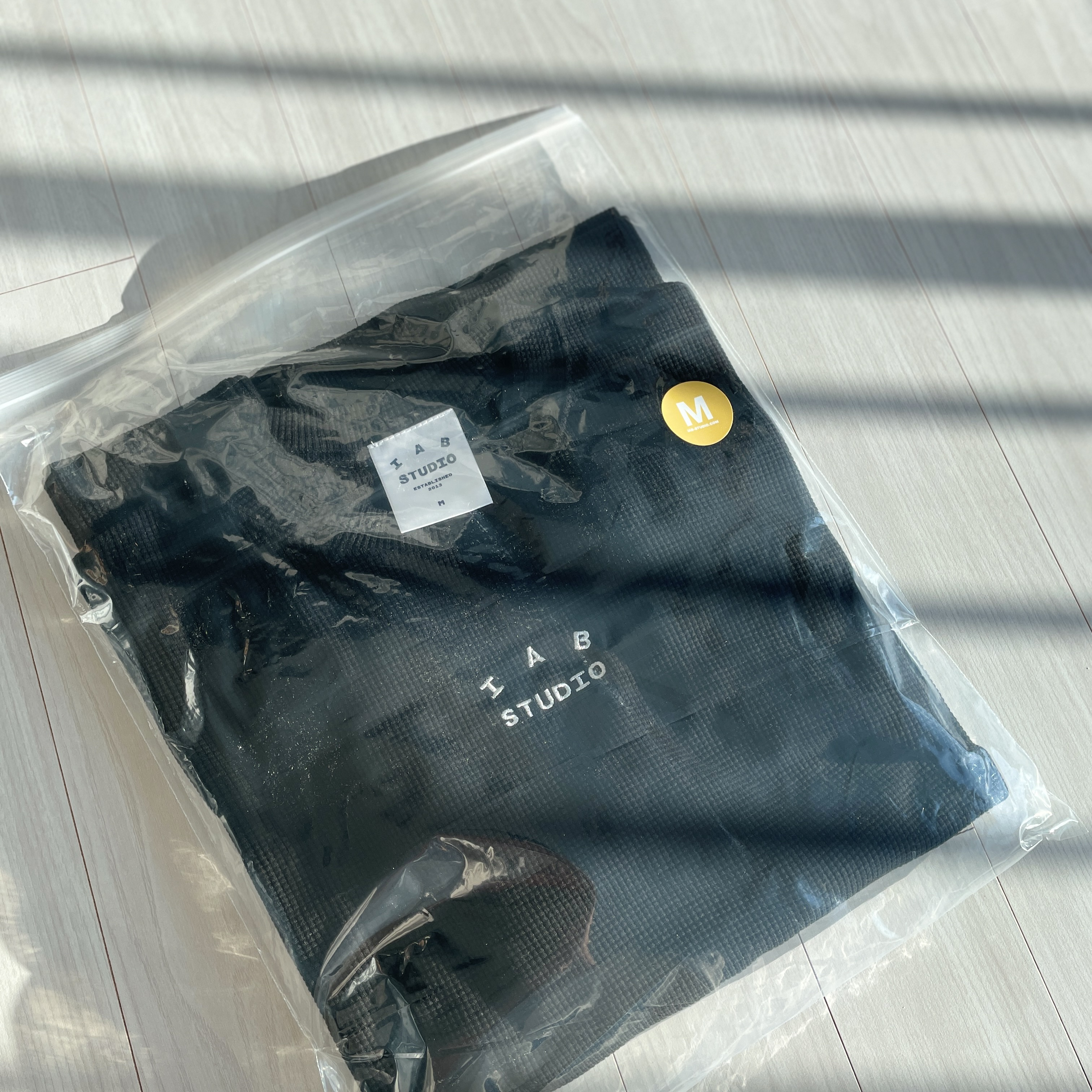 IAB Studio Waffle Long Sleeve Black White 착용 스타일 - 1