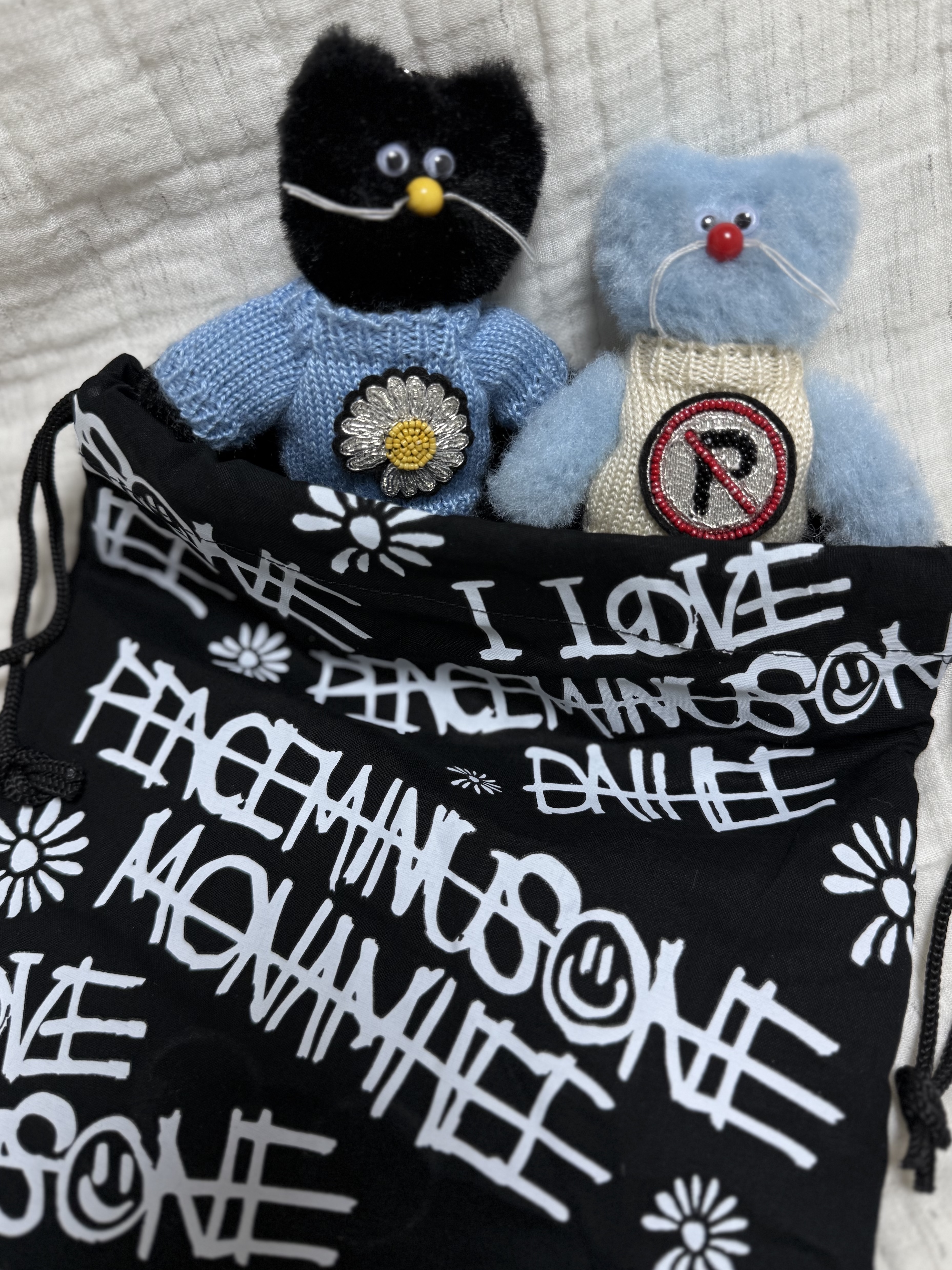 Monamhee x Peaceminusone Gift Drawstring Bag, Monamhee x Peaceminusone Daihee Plush Keyring 착용 스타일