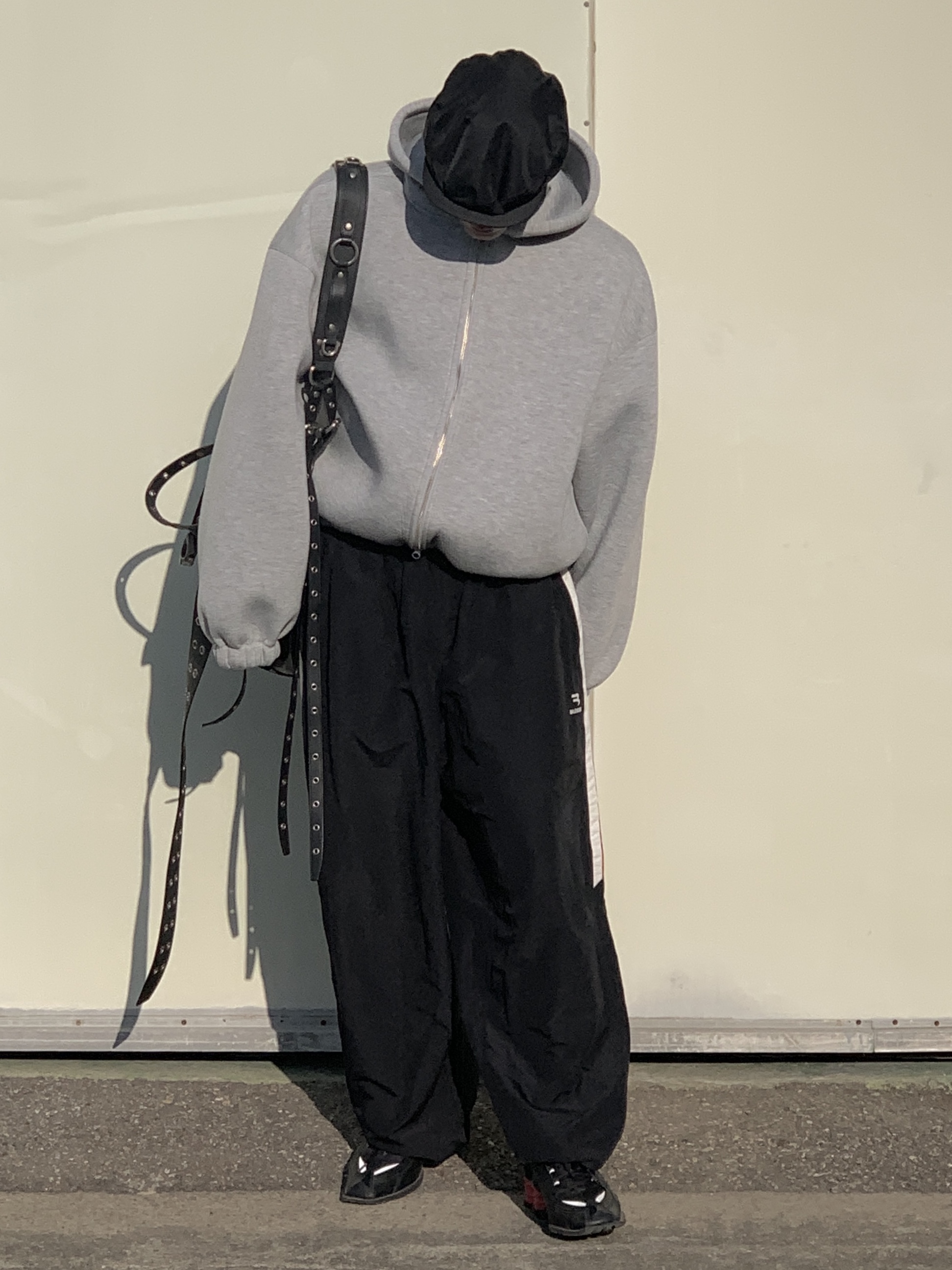 Prada Re-Nylon Hat Black, Nike x Martine Rose Shox MR4 Black 착용 스타일 - 2