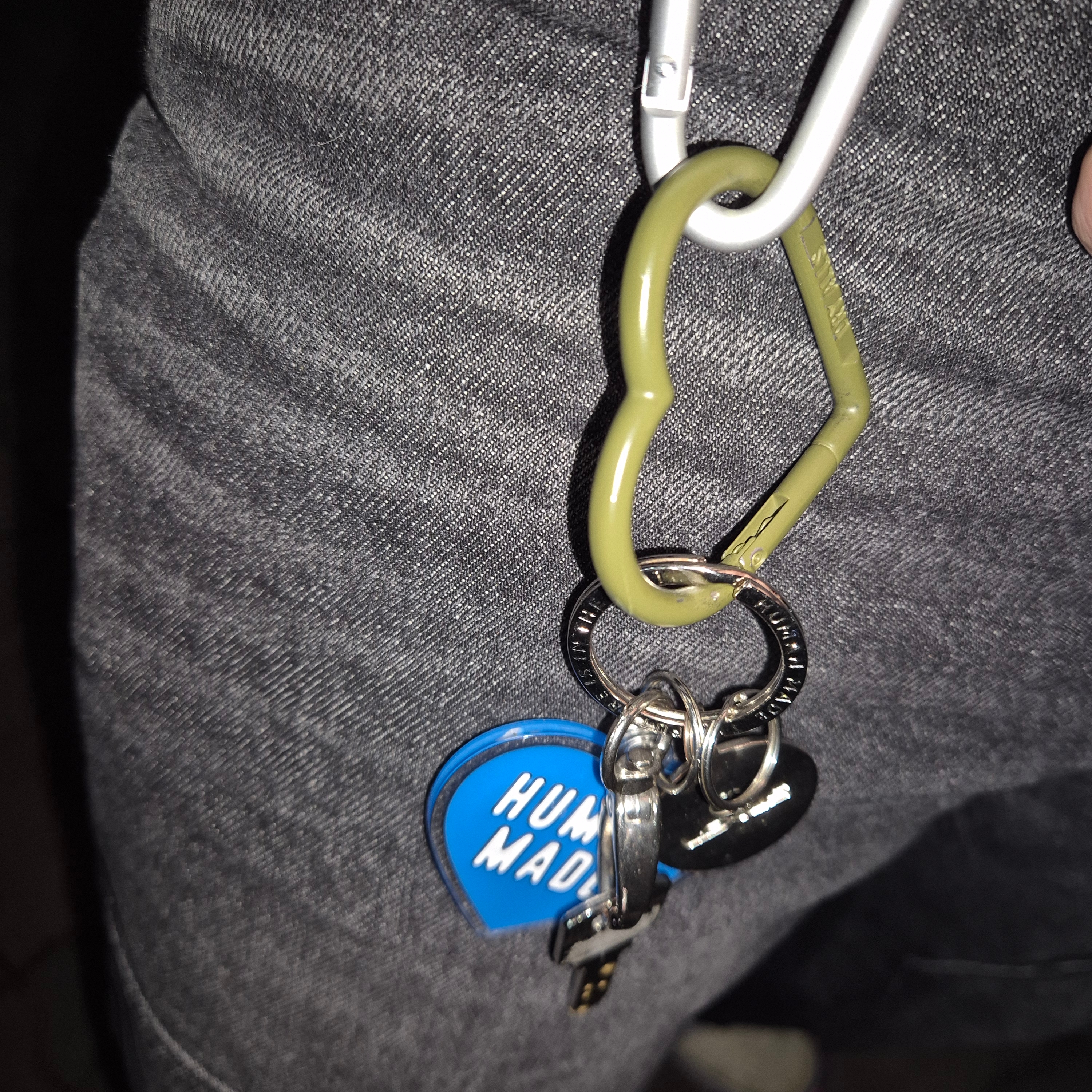 Human Made Heart Carabiner Olive Drab 착용 스타일