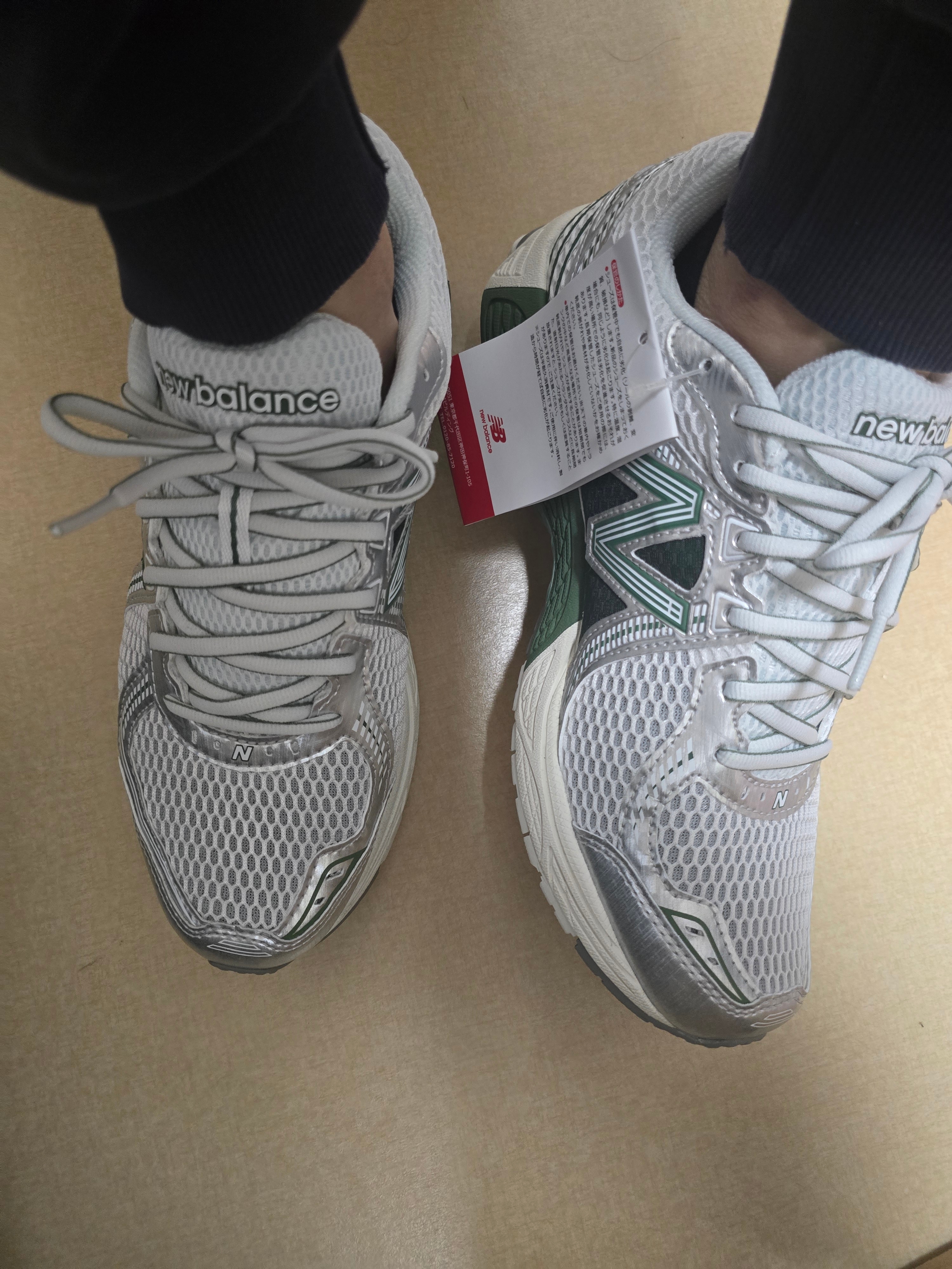 New Balance 860v2 Mallard Green Silver 착용 스타일 - 2