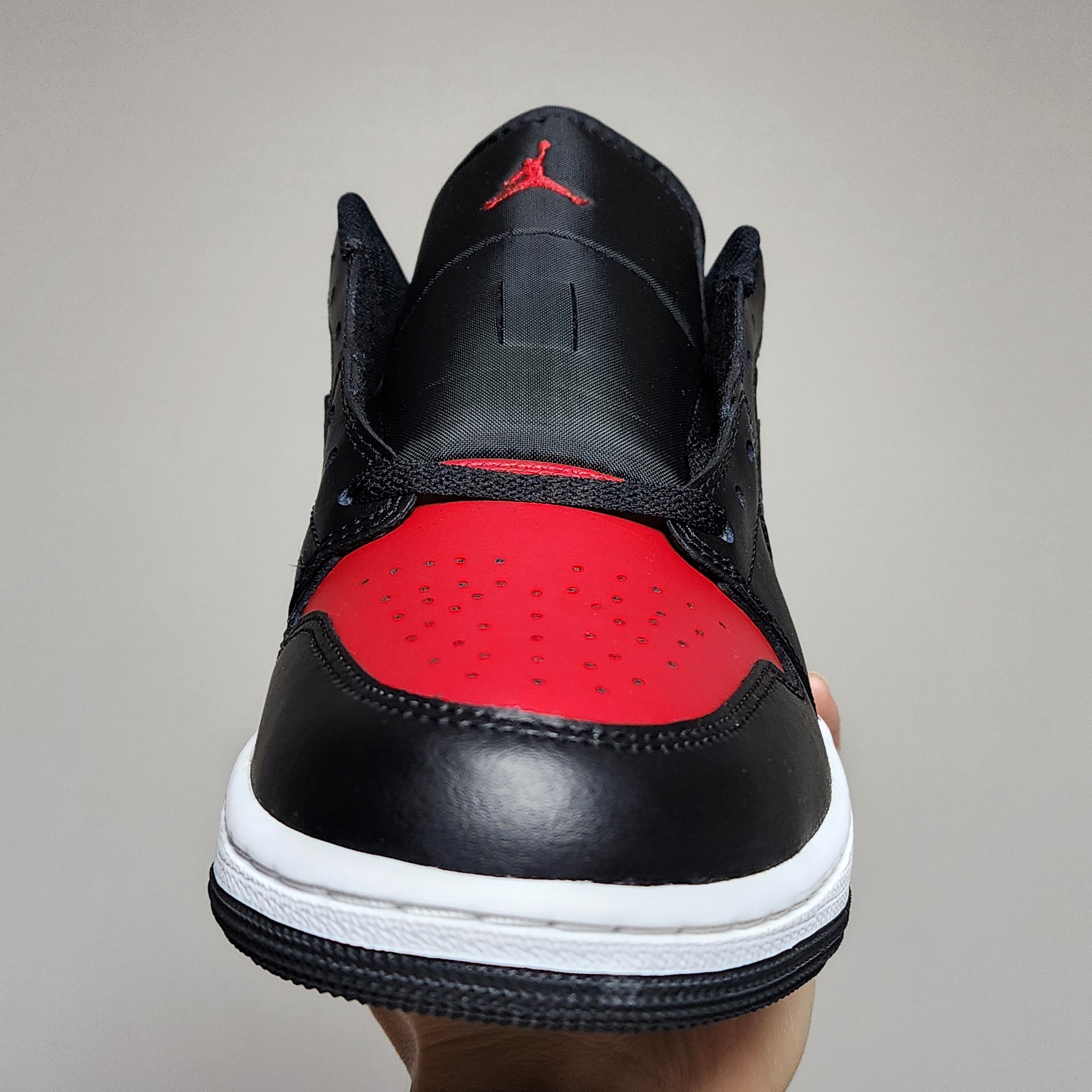 Jordan 1 Low Black Varsity Red 착용 스타일