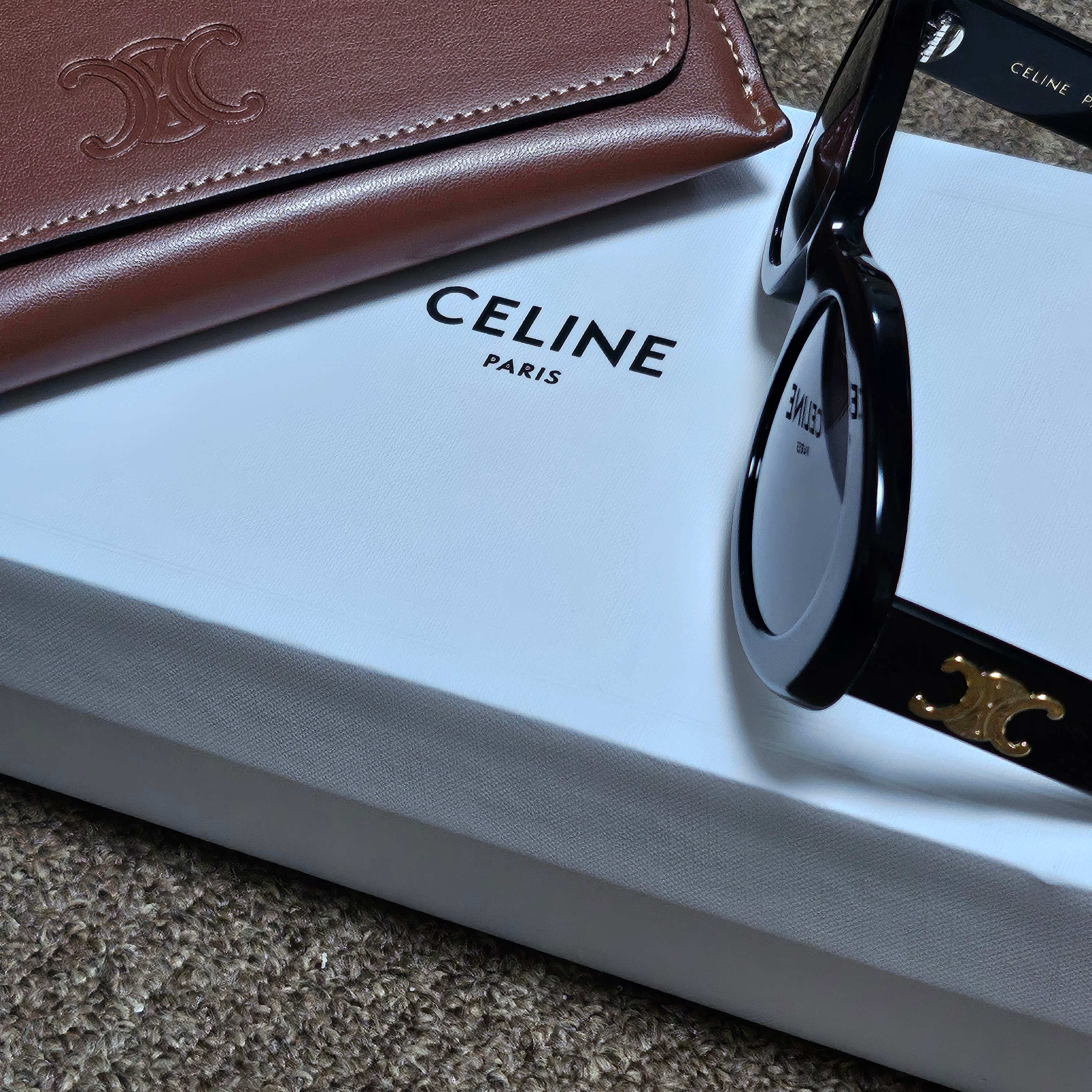 (W) Celine Triomphe 01 Sunglasses in Acetate Black 착용 스타일 - 4