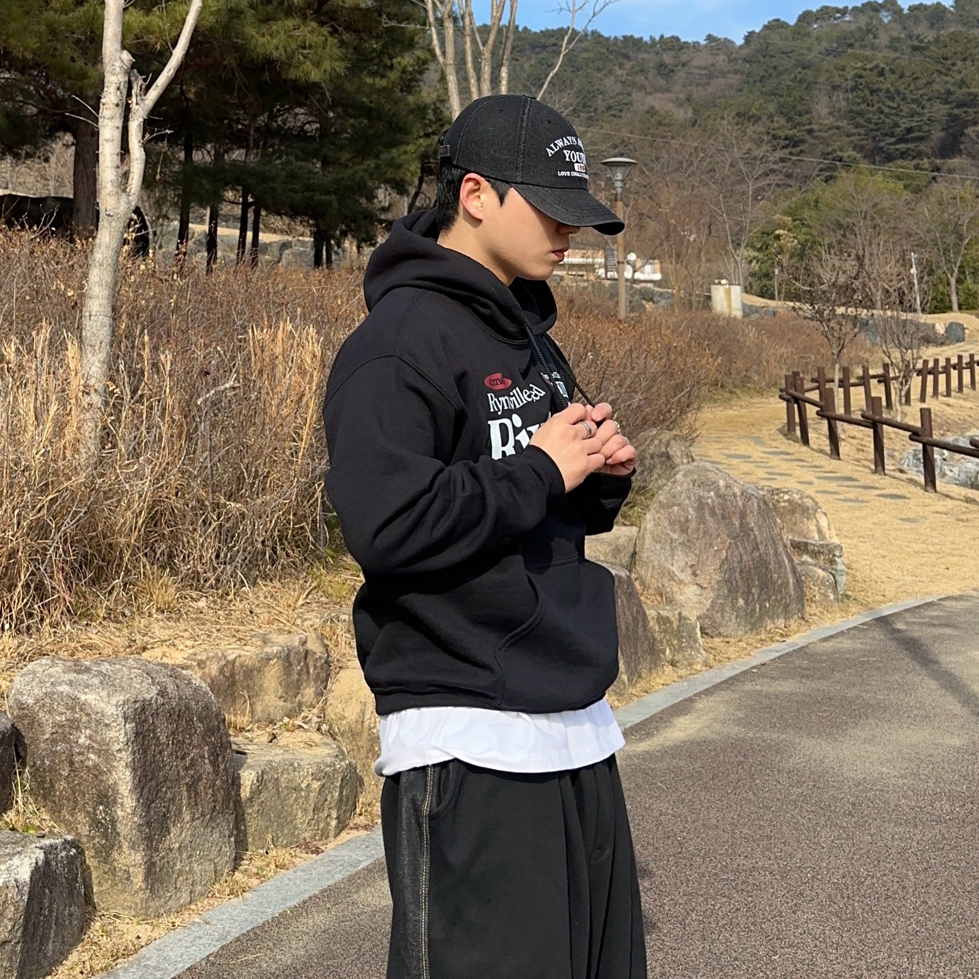 Gildan X EMEM Riverside Hoodie Black 착용 스타일 - 4