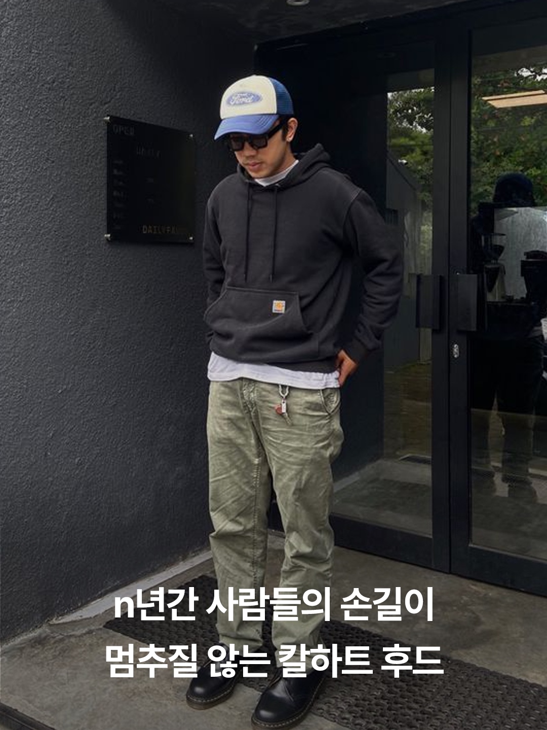 Carhartt Loose Fit Midweight Regular Hoodie Black, Carhartt WIP Hooded Carhartt Sweatshirt Black White 착용 스타일 - 2